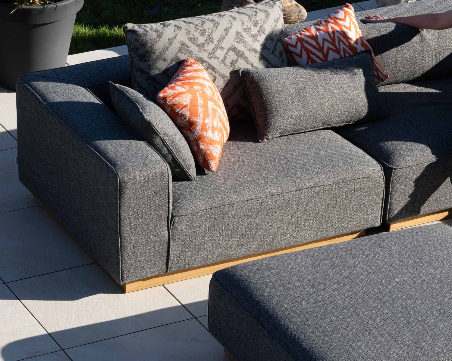 Divano modulare da esterno "Armando" in teak e tessuto grigio screziato, angolare con pouf