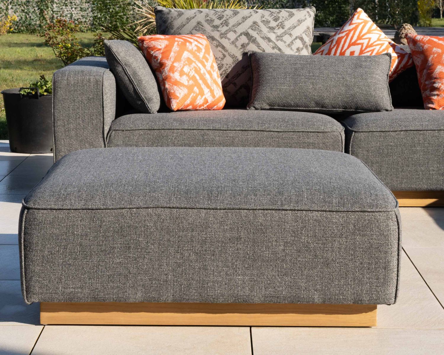 Divano modulare da esterno "Armando" in teak e tessuto grigio screziato, angolare con pouf