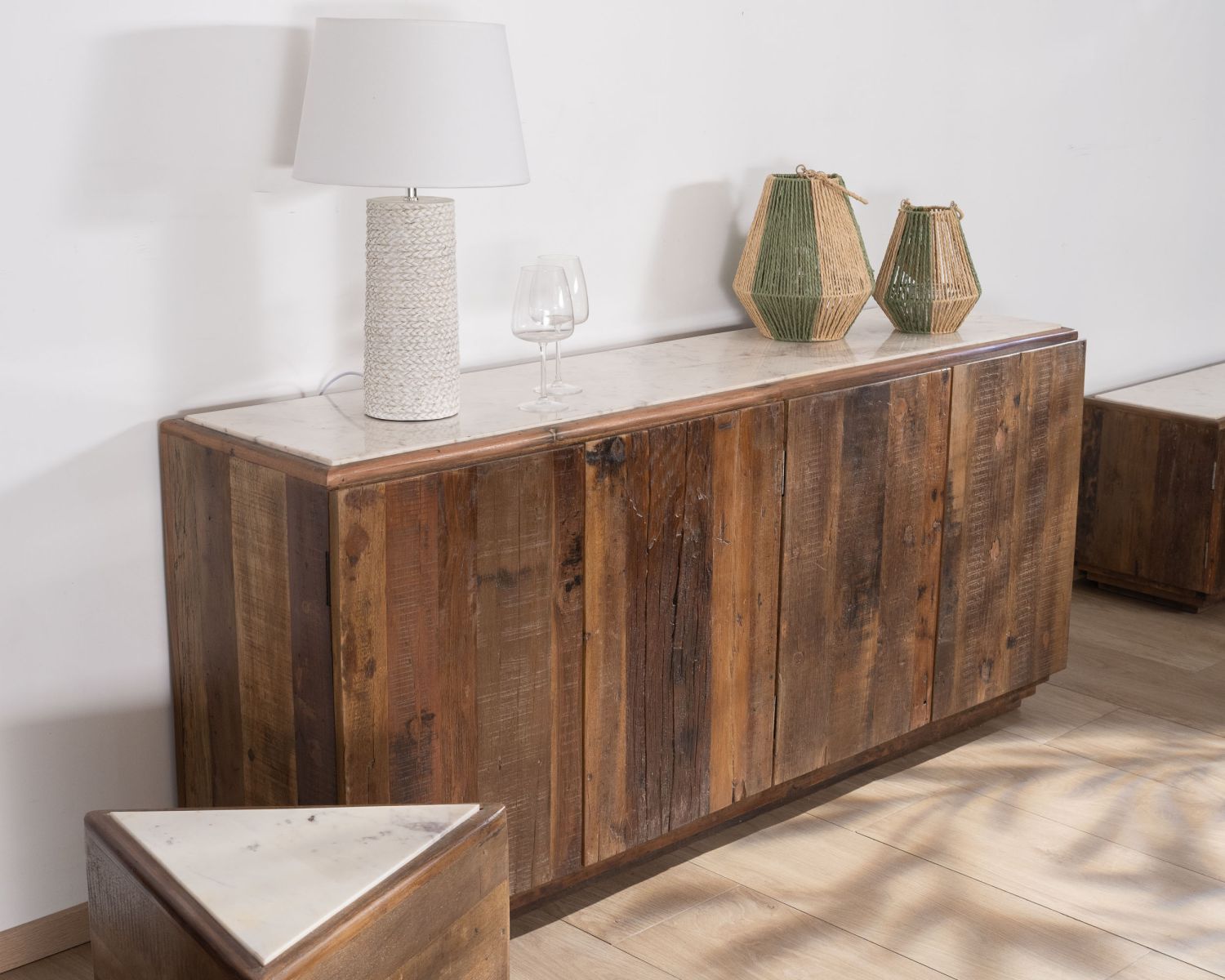 Credenza a 4 ante "Mood" in legno di recupero con piano in marmo bianco