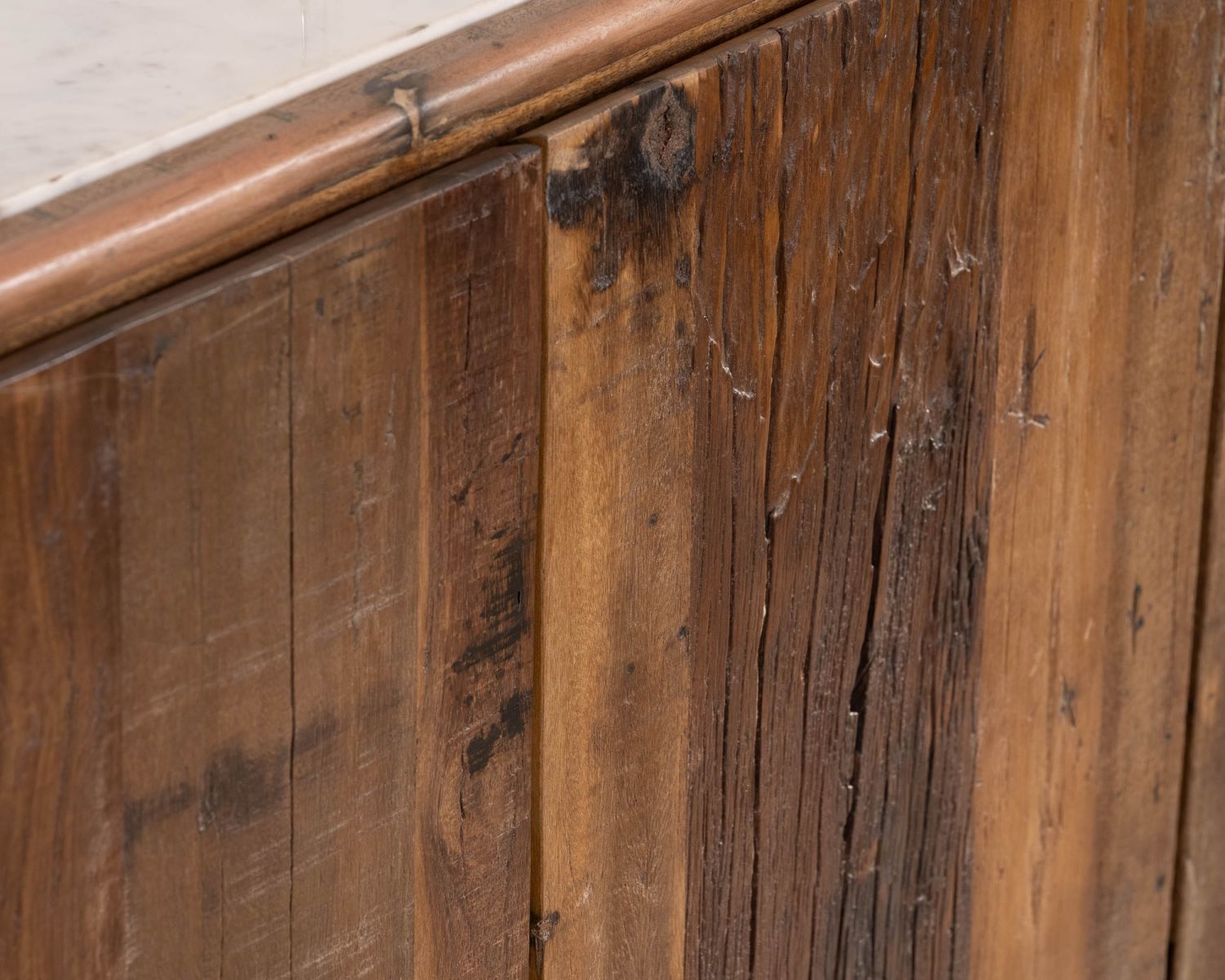 Credenza a 4 ante "Mood" in legno di recupero con piano in marmo bianco