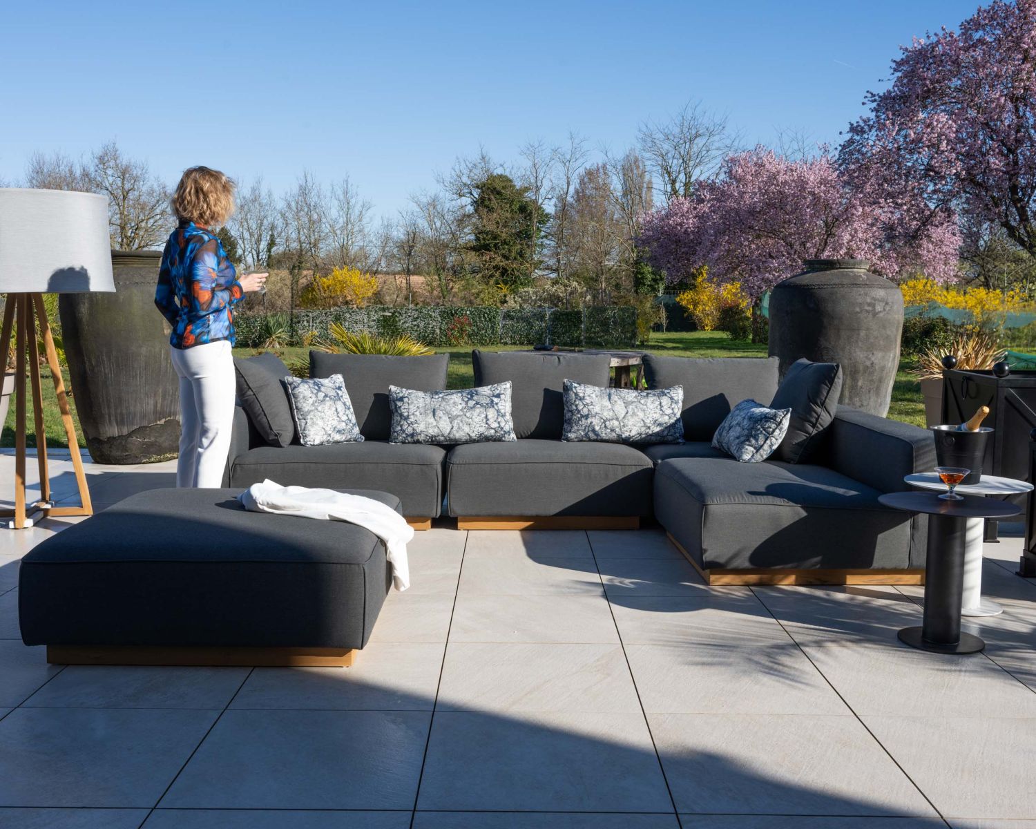 Divano modulare per esterni "Armando" in teak e tessuto antracite, angolare con pouf