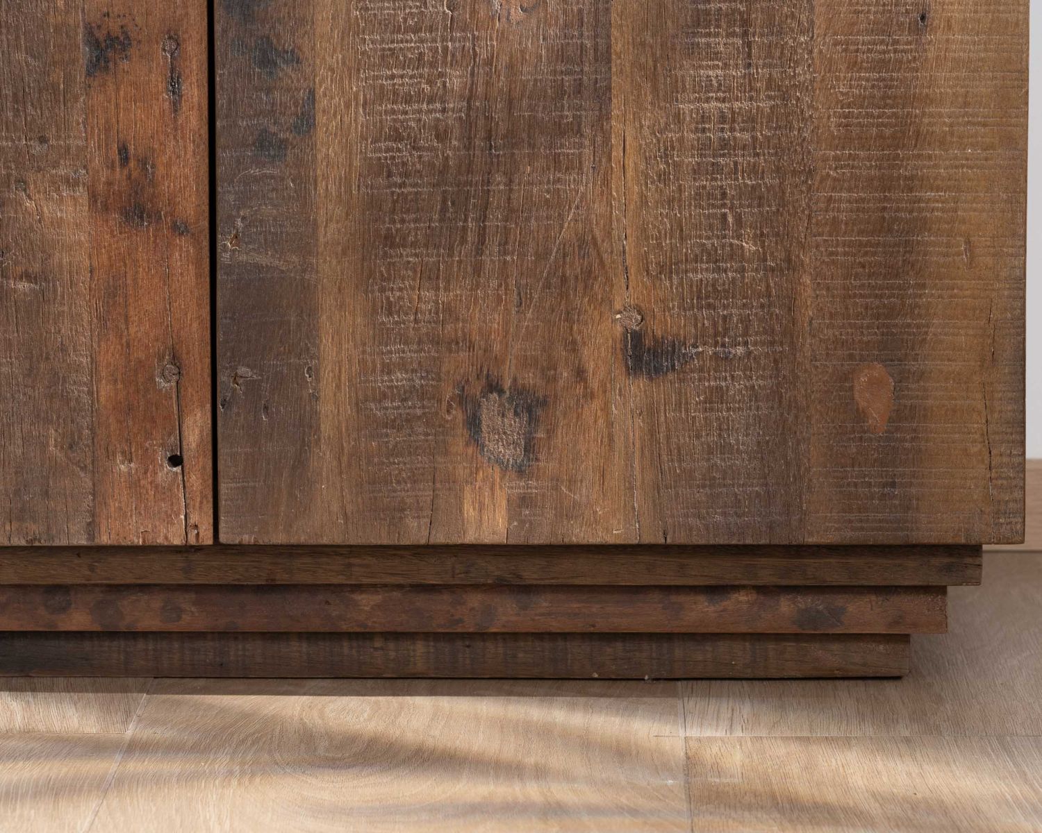 Credenza a 4 ante "Mood" in legno di recupero con piano in marmo bianco