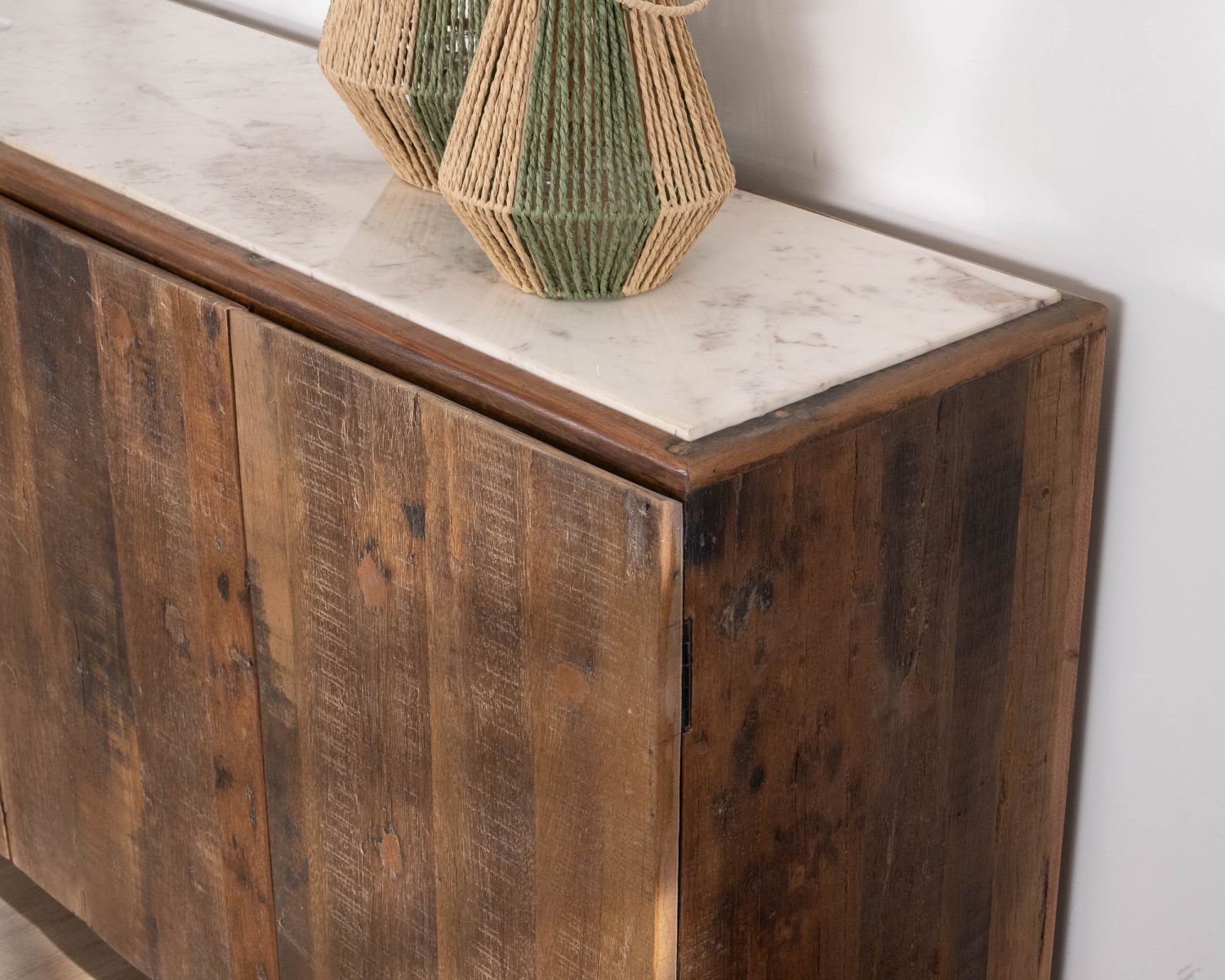 Credenza a 4 ante "Mood" in legno di recupero con piano in marmo bianco