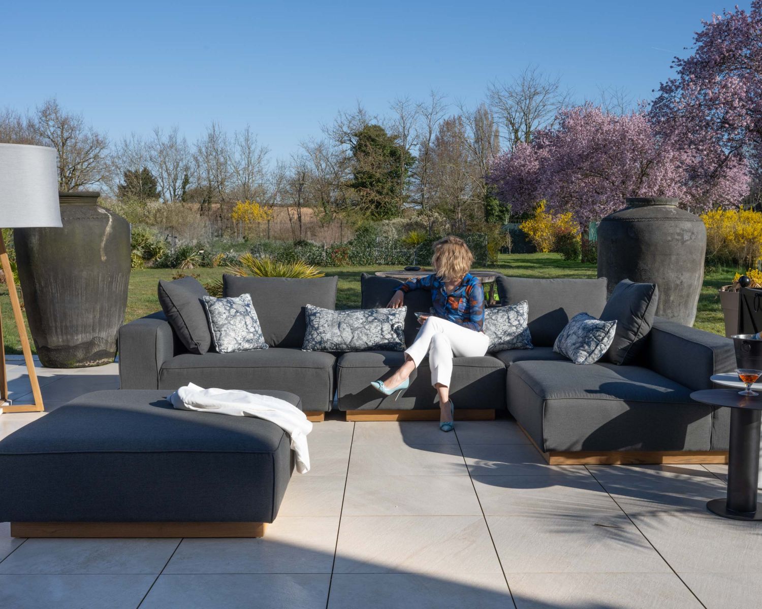 Divano modulare per esterni "Armando" in teak e tessuto antracite, angolare con pouf