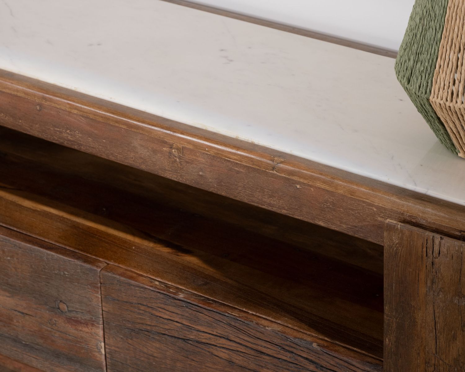 Porta TV Mood" da 180 cm in legno di recupero con piano in marmo bianco