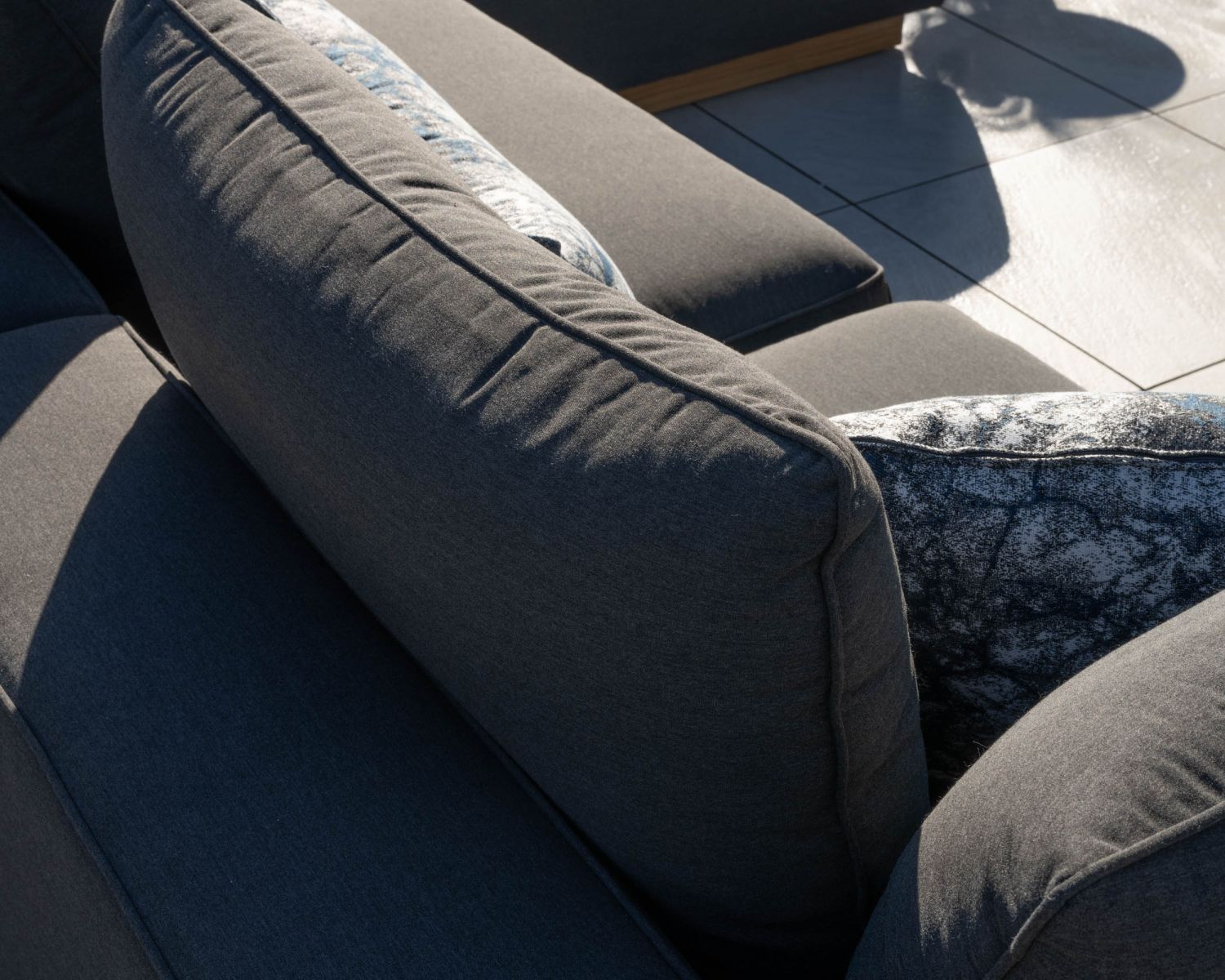 Divano modulare per esterni "Armando" in teak e tessuto antracite, angolare con pouf