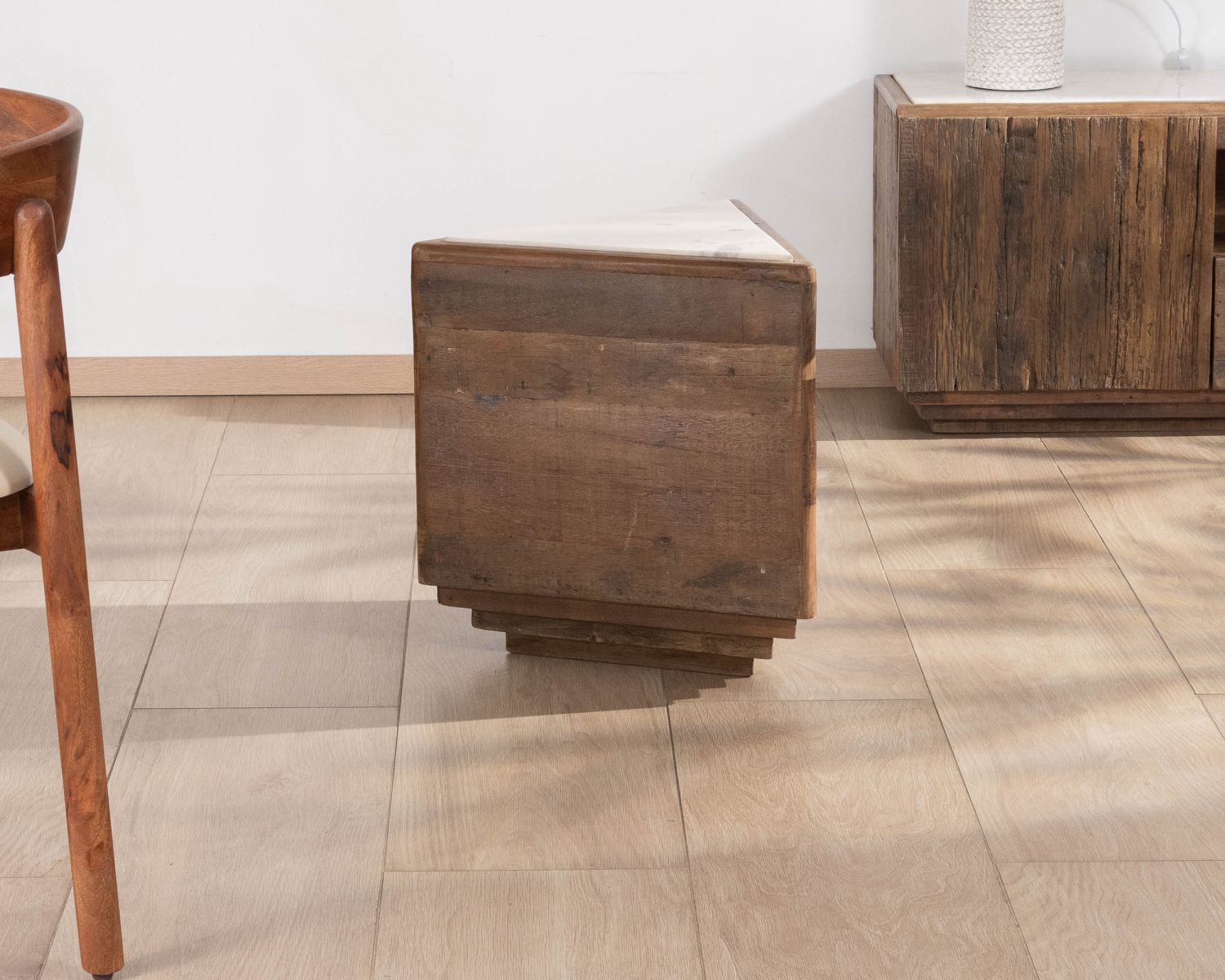 Tavolino triangolare "Mood" in legno di recupero con piano in marmo bianco