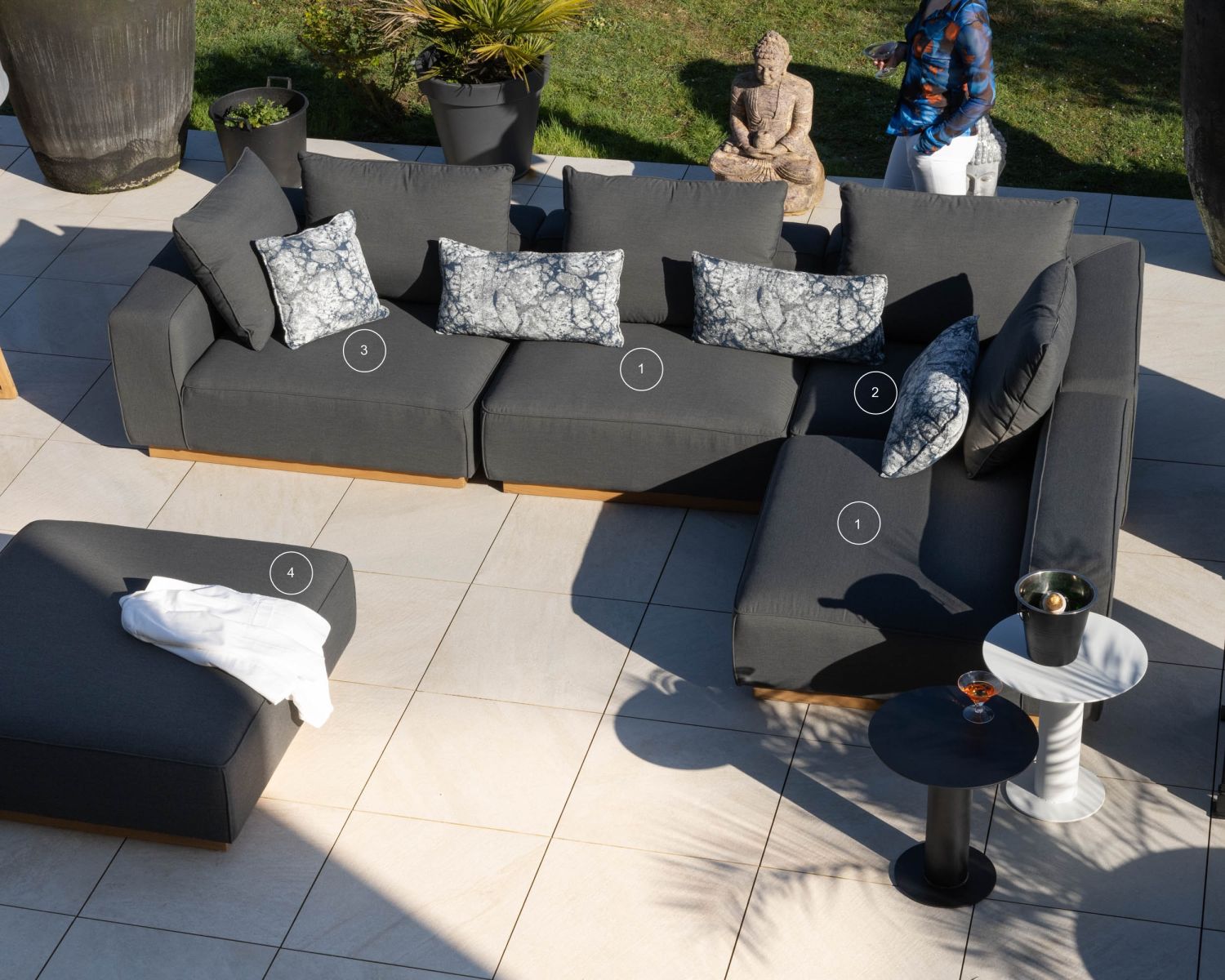 Divano modulare per esterni "Armando" in teak e tessuto antracite, angolare con pouf