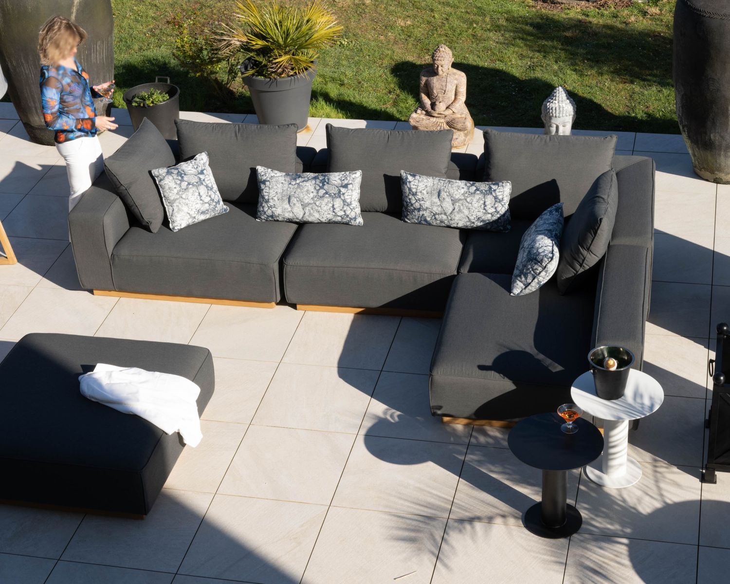 Divano modulare per esterni "Armando" in teak e tessuto antracite, angolare con pouf