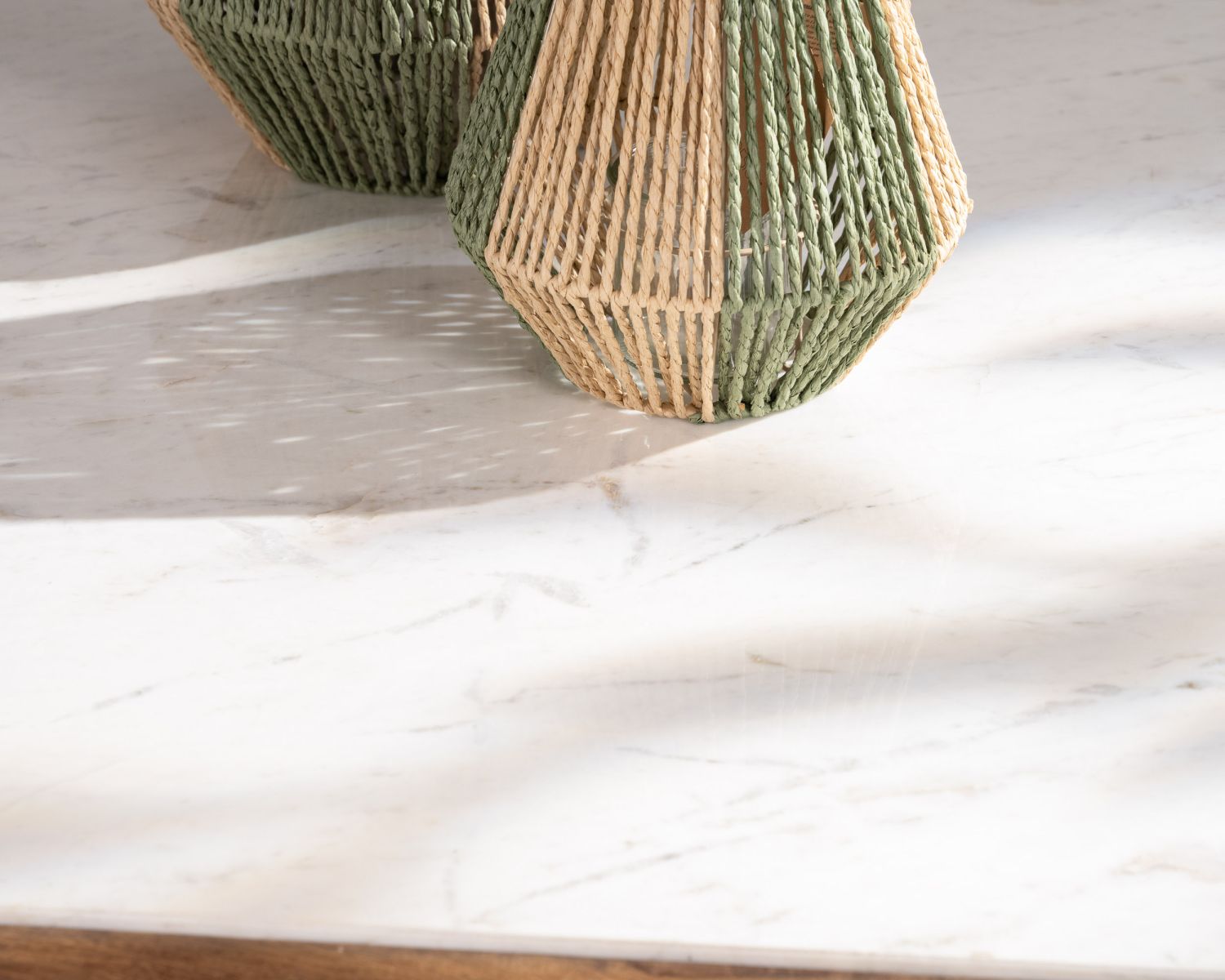 Tavolino quadrato "Mood" da 100 cm in legno di recupero con piano in marmo bianco