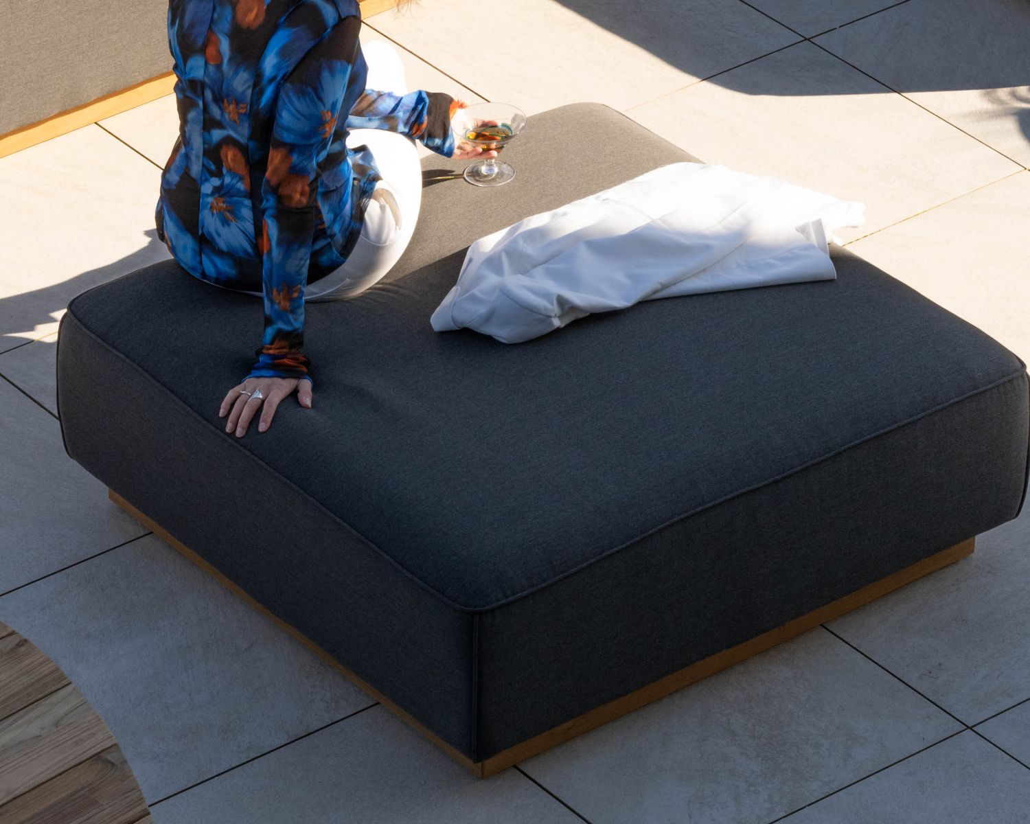 Divano modulare per esterni "Armando" in teak e tessuto antracite, angolare con pouf