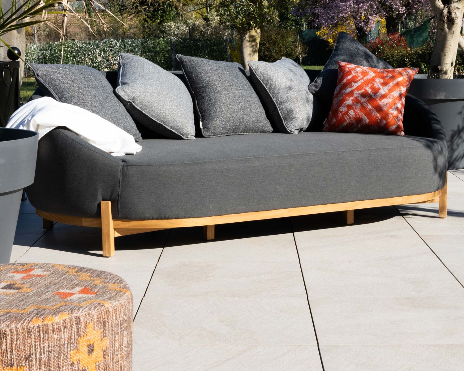 Lettino da esterno avvolgente "Armando" in grigio scuro con cuscini coordinati
