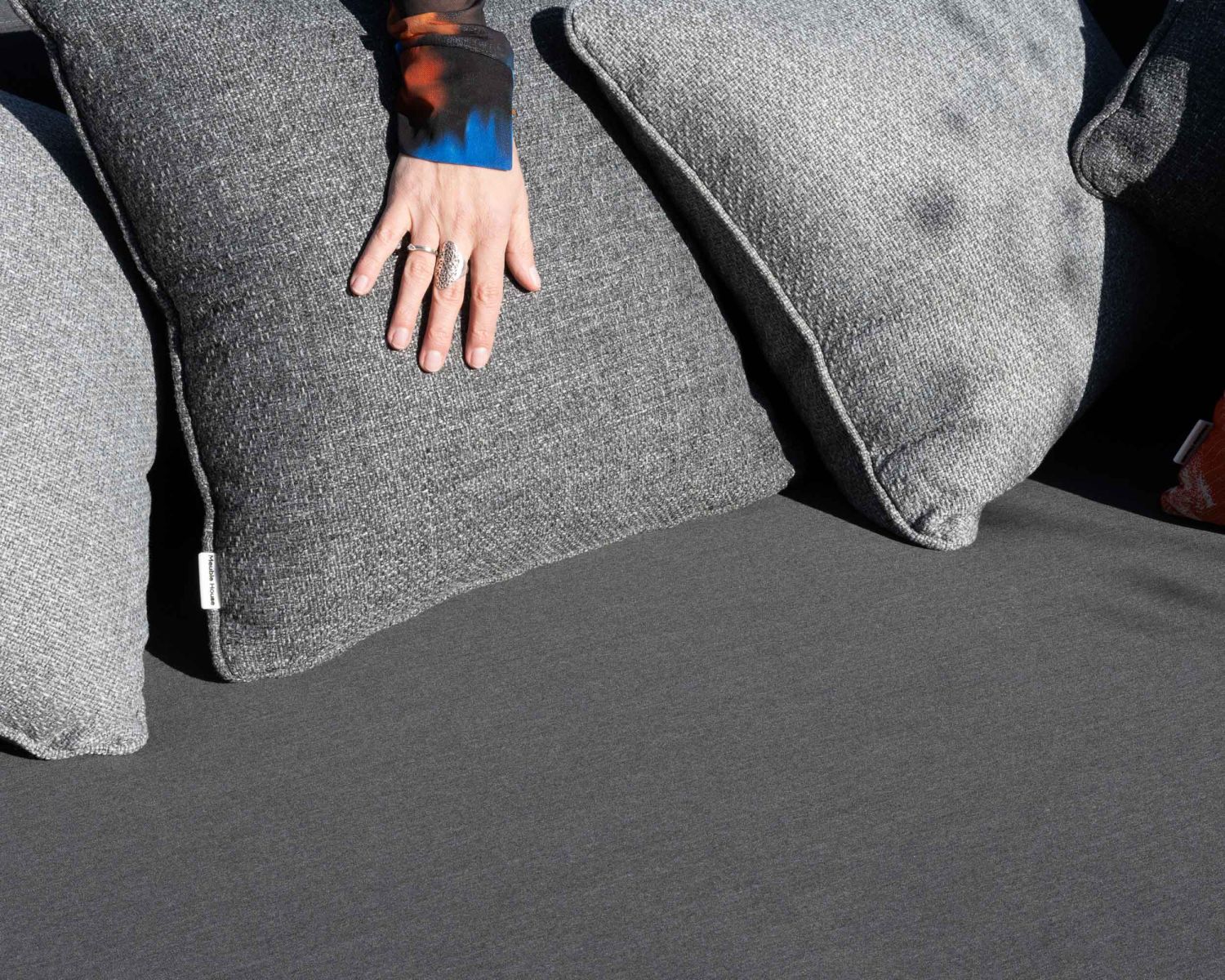 Lettino da esterno avvolgente "Armando" in grigio scuro con cuscini coordinati