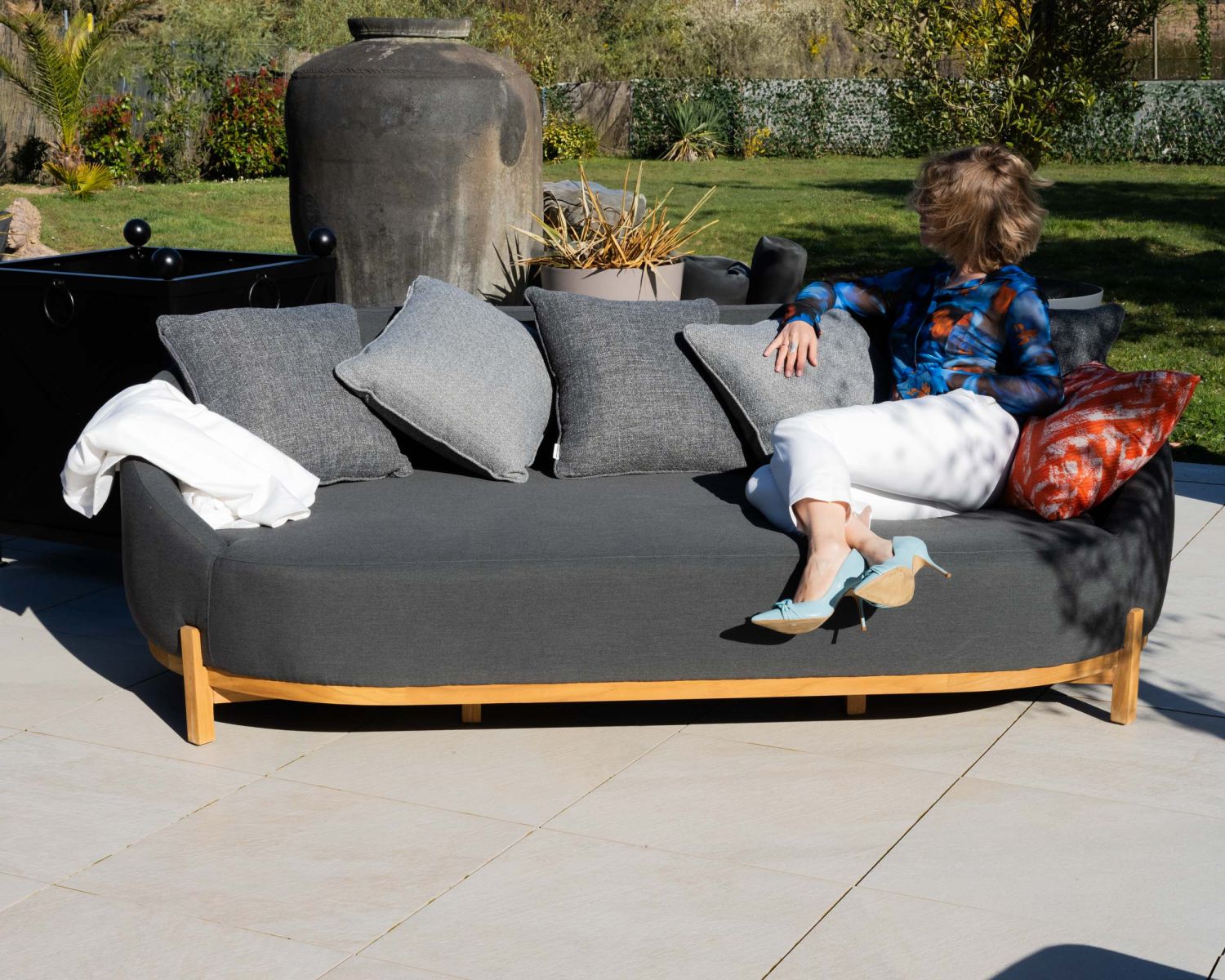 Lettino da esterno avvolgente "Armando" in grigio scuro con cuscini coordinati