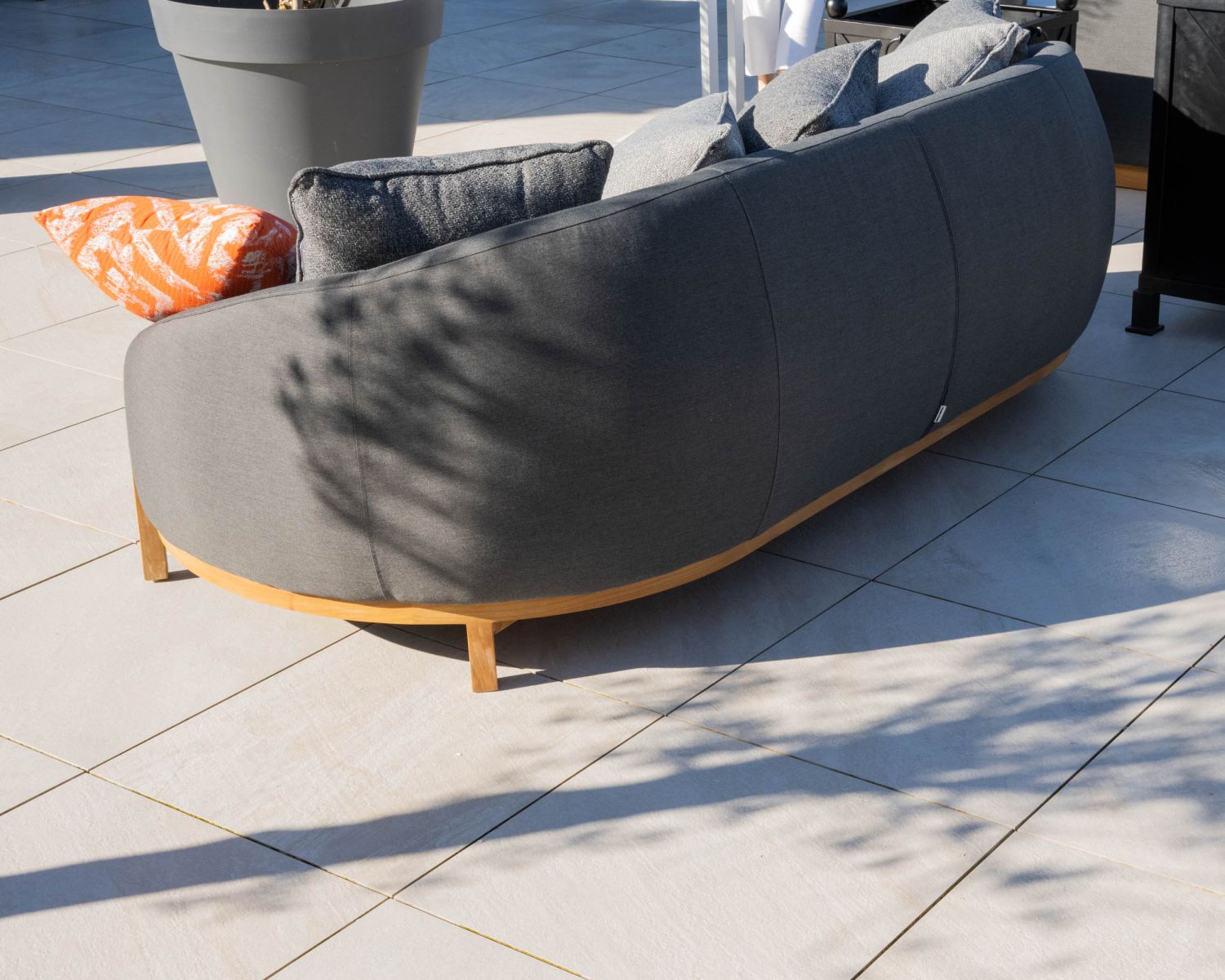 Lettino da esterno avvolgente "Armando" in grigio scuro con cuscini coordinati