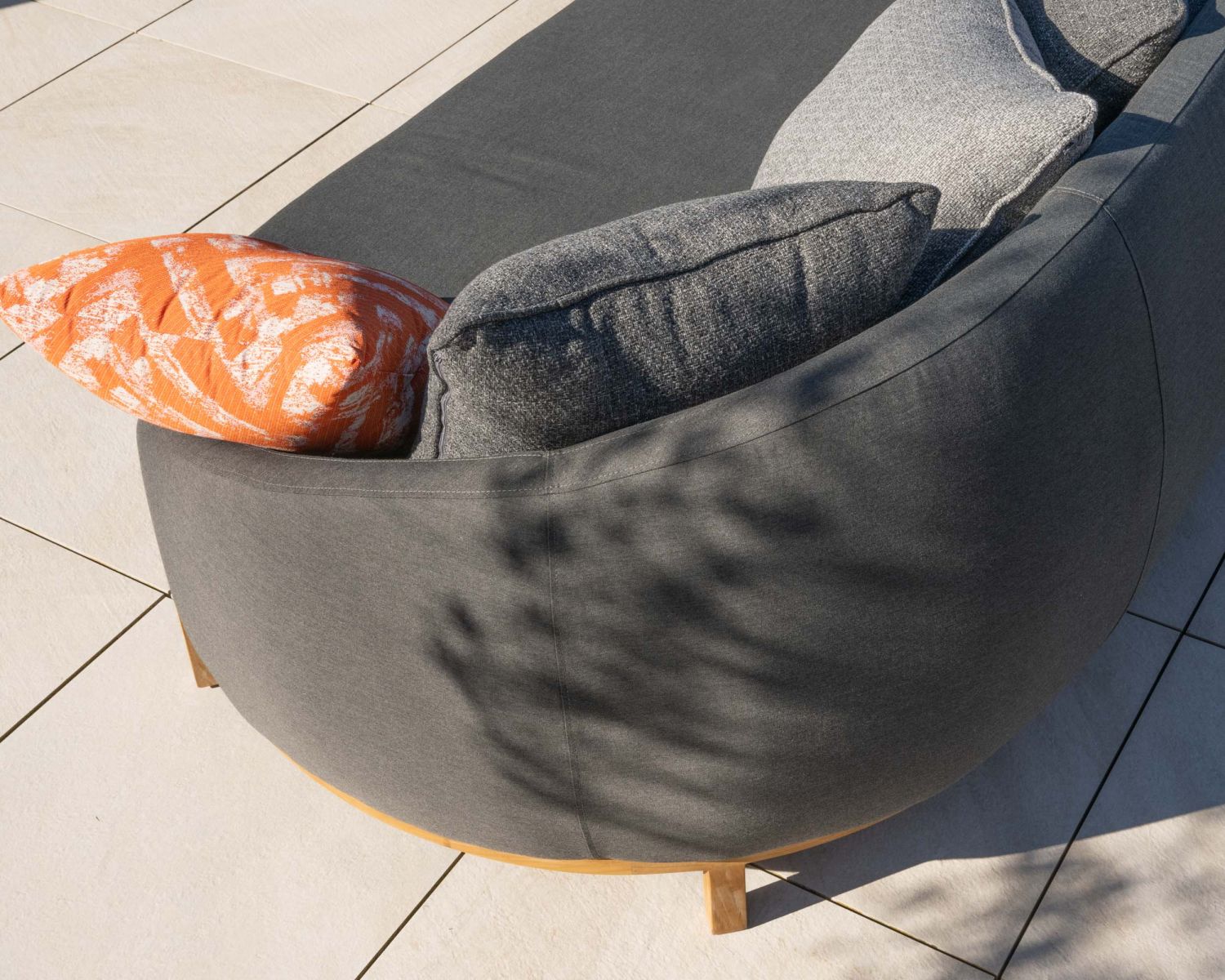 Lettino da esterno avvolgente "Armando" in grigio scuro con cuscini coordinati