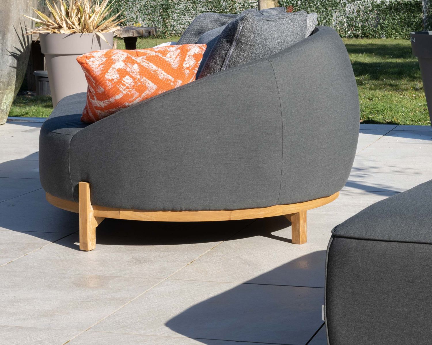 Lettino da esterno avvolgente "Armando" in grigio scuro con cuscini coordinati