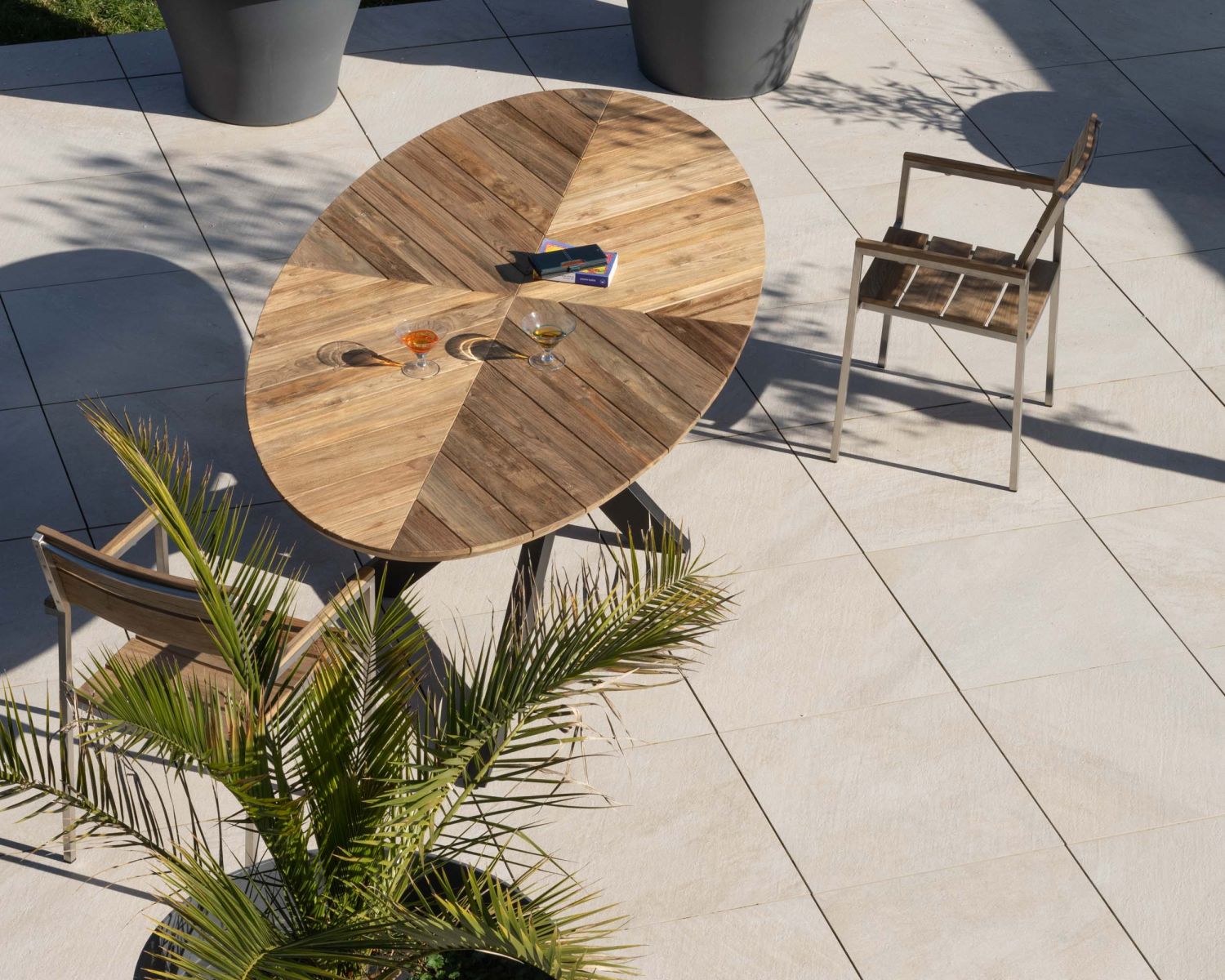 Tavolo da giardino ellittico da 220 cm in teak "Hélios" con gambe in Mikado nero