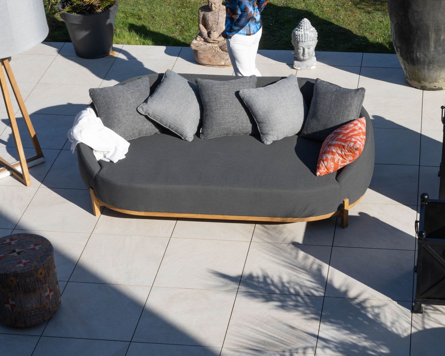 Lettino da esterno avvolgente "Armando" in grigio scuro con cuscini coordinati