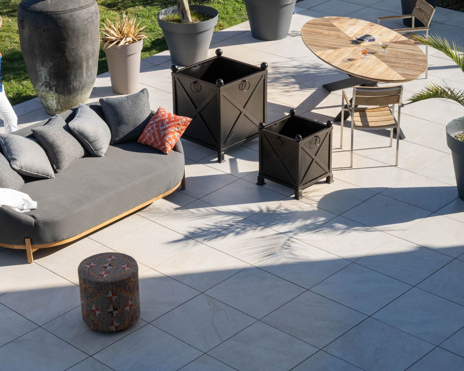 Lettino da esterno avvolgente "Armando" in grigio scuro con cuscini coordinati