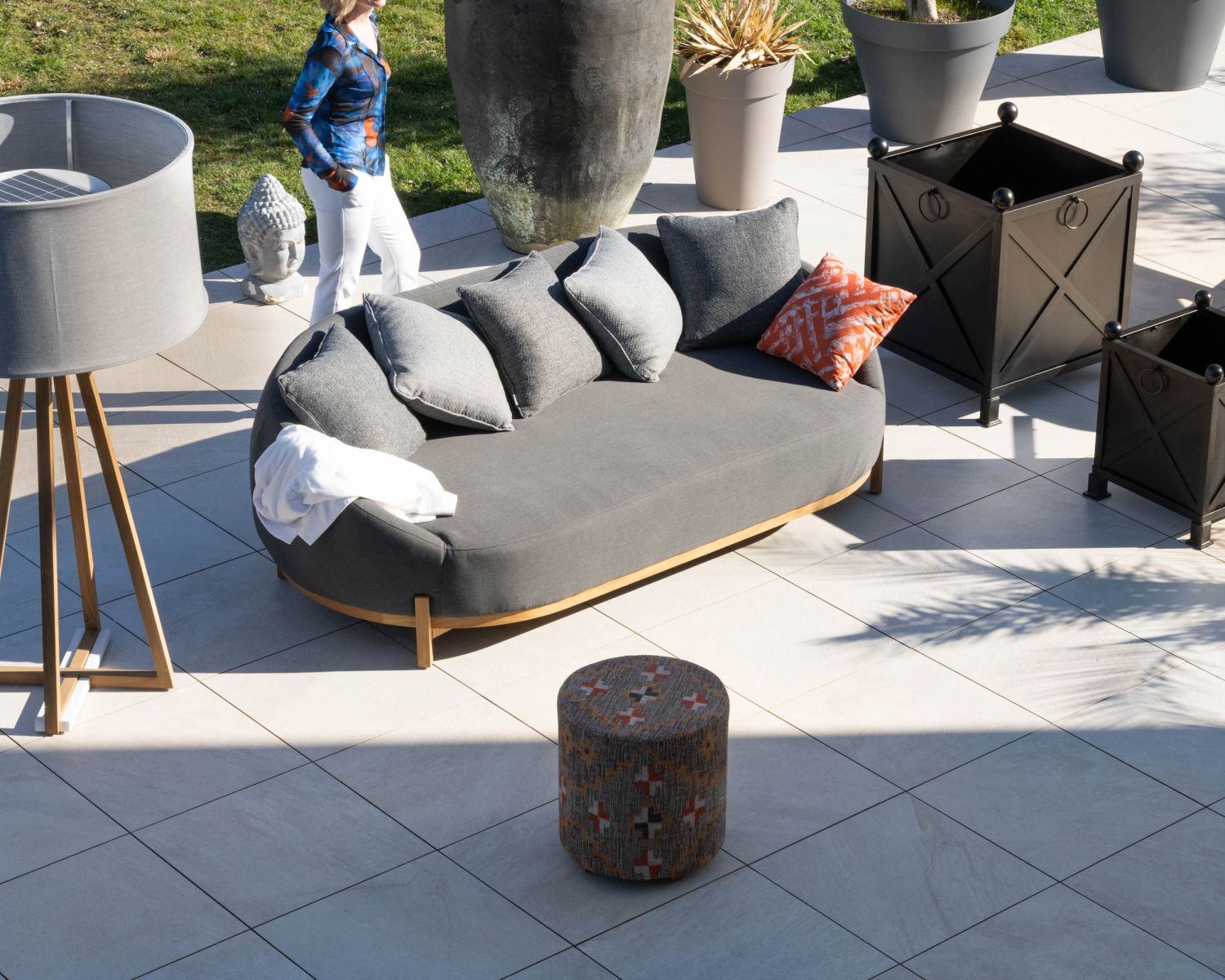 Lettino da esterno avvolgente "Armando" in grigio scuro con cuscini coordinati