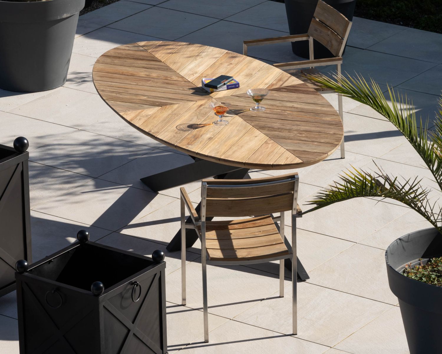 Tavolo da giardino ellittico da 220 cm in teak "Hélios" con gambe in Mikado nero