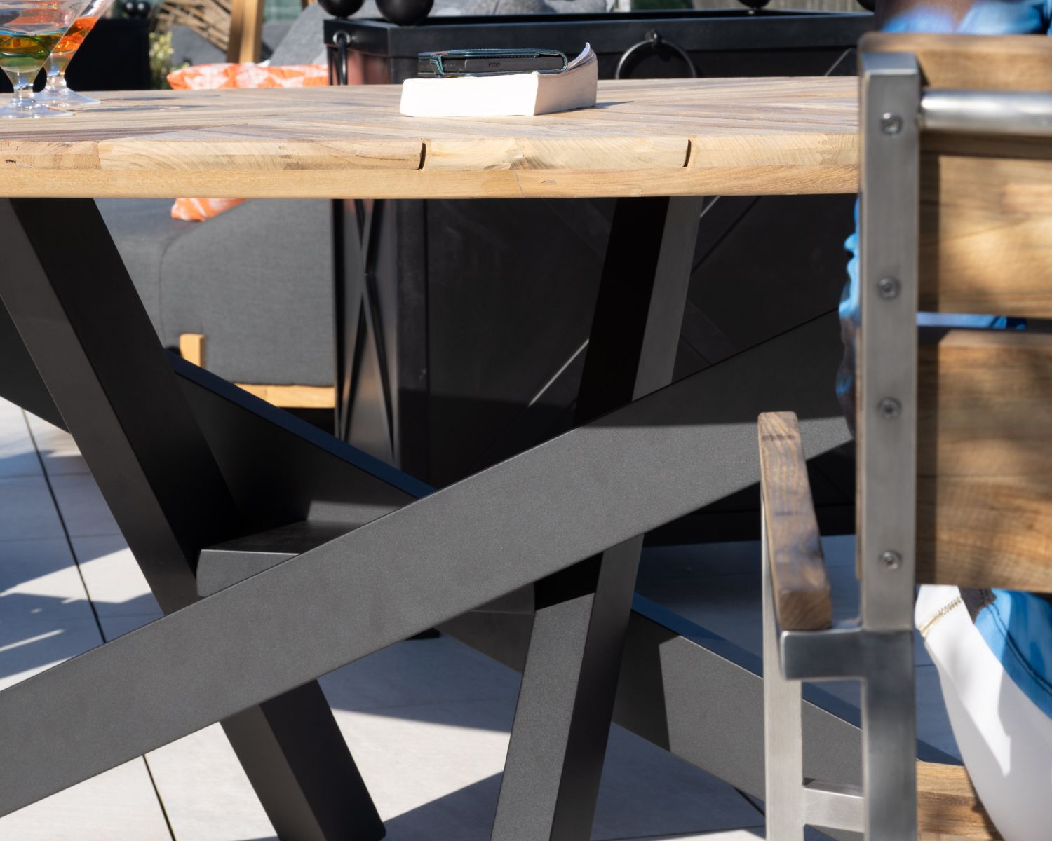 Tavolo da giardino ellittico da 220 cm in teak "Hélios" con gambe in Mikado nero