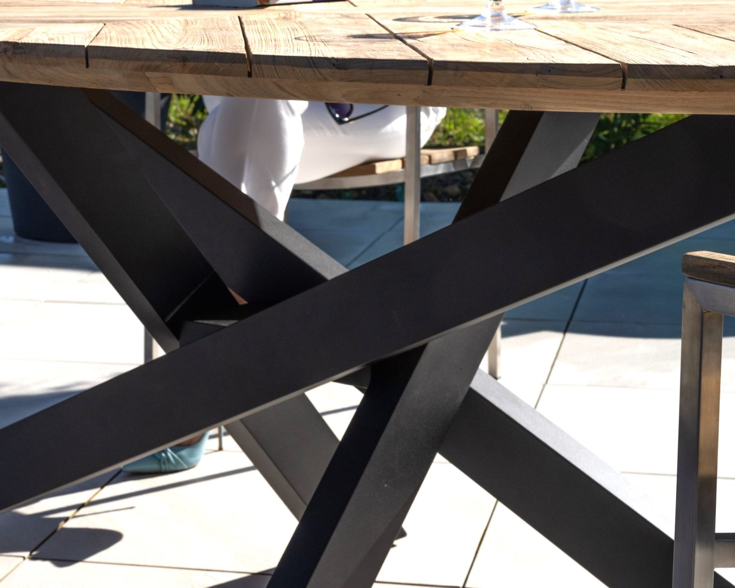 Tavolo da giardino ellittico da 220 cm in teak "Hélios" con gambe in Mikado nero