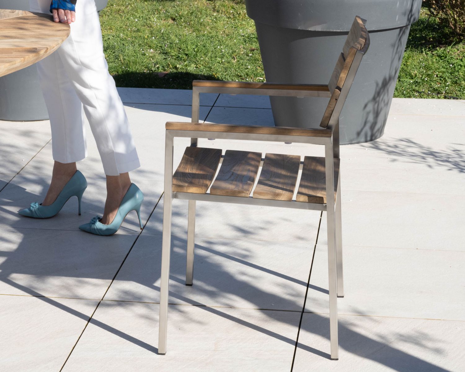 Set di 4 sedie da giardino impilabili "Melta" in teak e acciaio inox