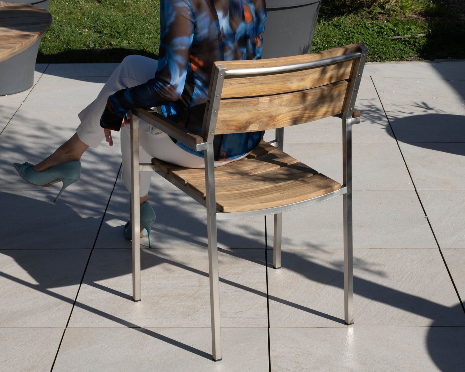 Set di 4 sedie da giardino impilabili "Melta" in teak e acciaio inox