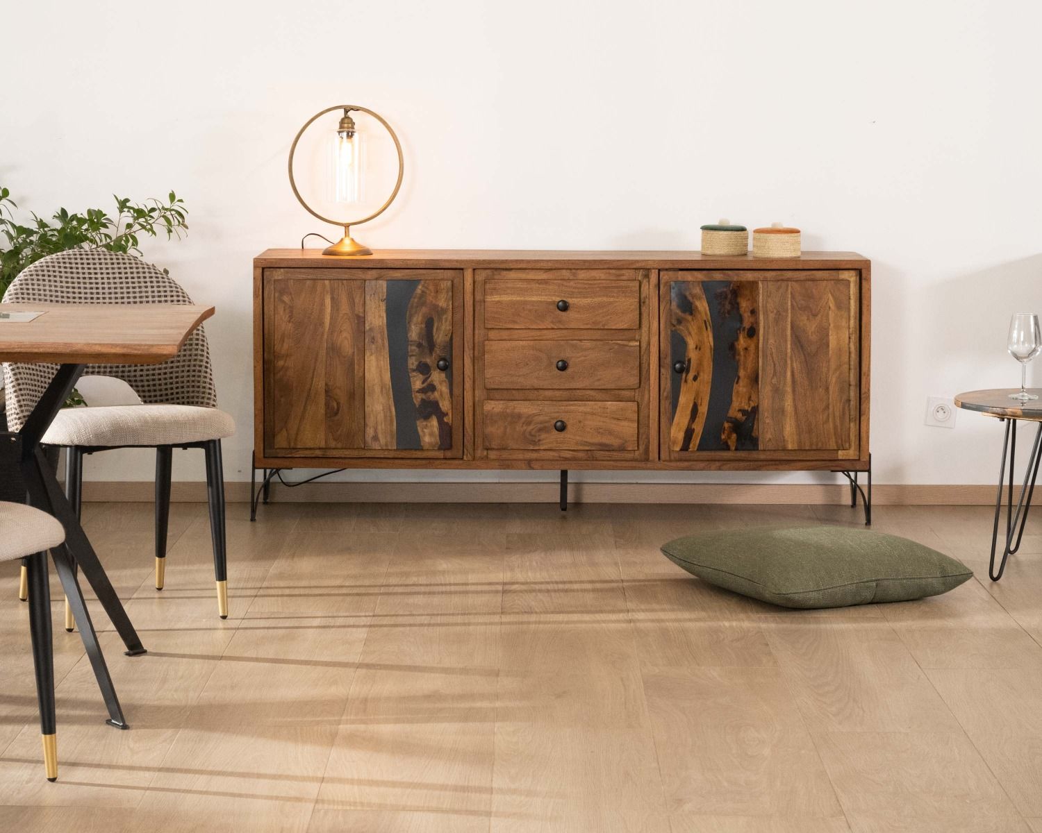 Credenza bassa in acacia massiccia "Membatu" con gambe in metallo nero 175cm ante e cassetti in stile etnico