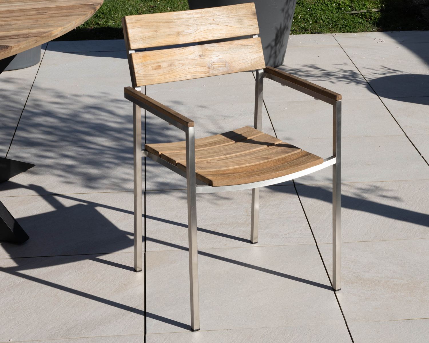 Set di 4 sedie da giardino impilabili "Melta" in teak e acciaio inox