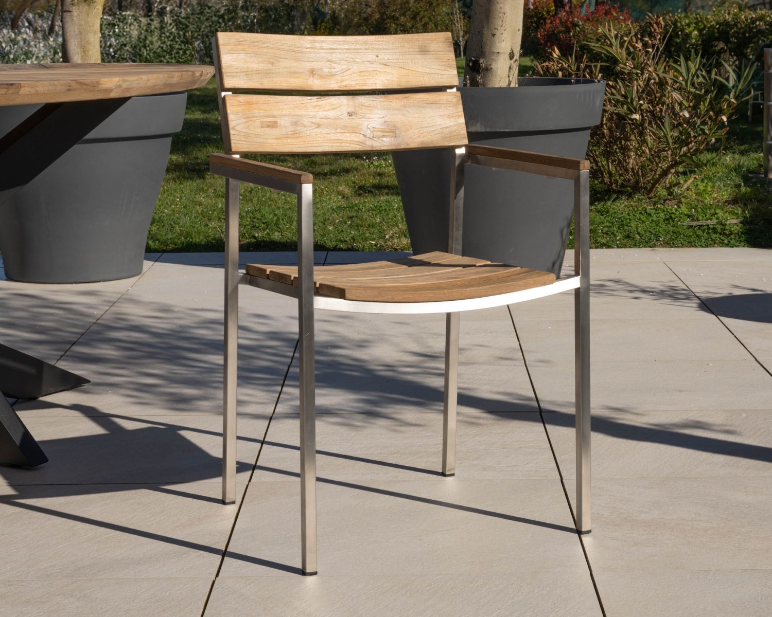 Set di 4 sedie da giardino impilabili "Melta" in teak e acciaio inox