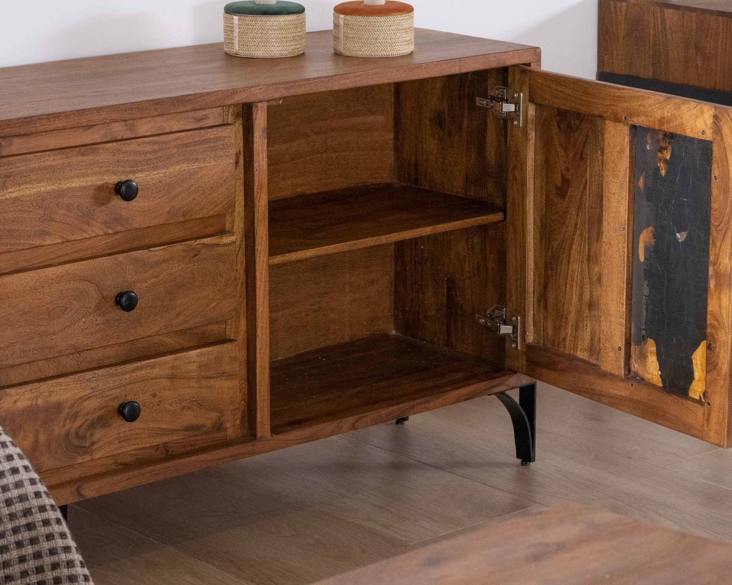 Credenza bassa in acacia massiccia "Membatu" con gambe in metallo nero 175cm ante e cassetti in stile etnico