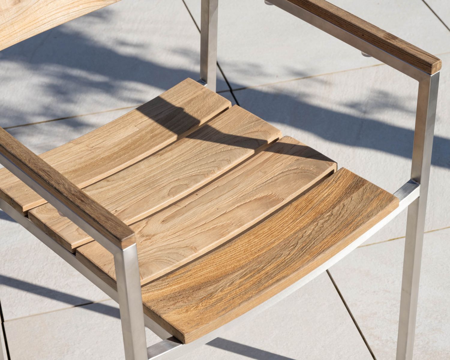 Set di 4 sedie da giardino impilabili "Melta" in teak e acciaio inox