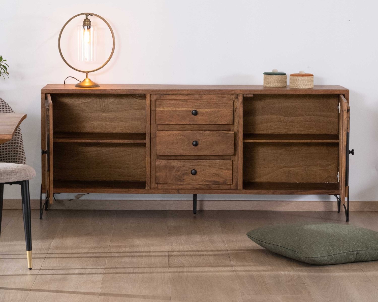 Credenza bassa in acacia massiccia "Membatu" con gambe in metallo nero 175cm ante e cassetti in stile etnico