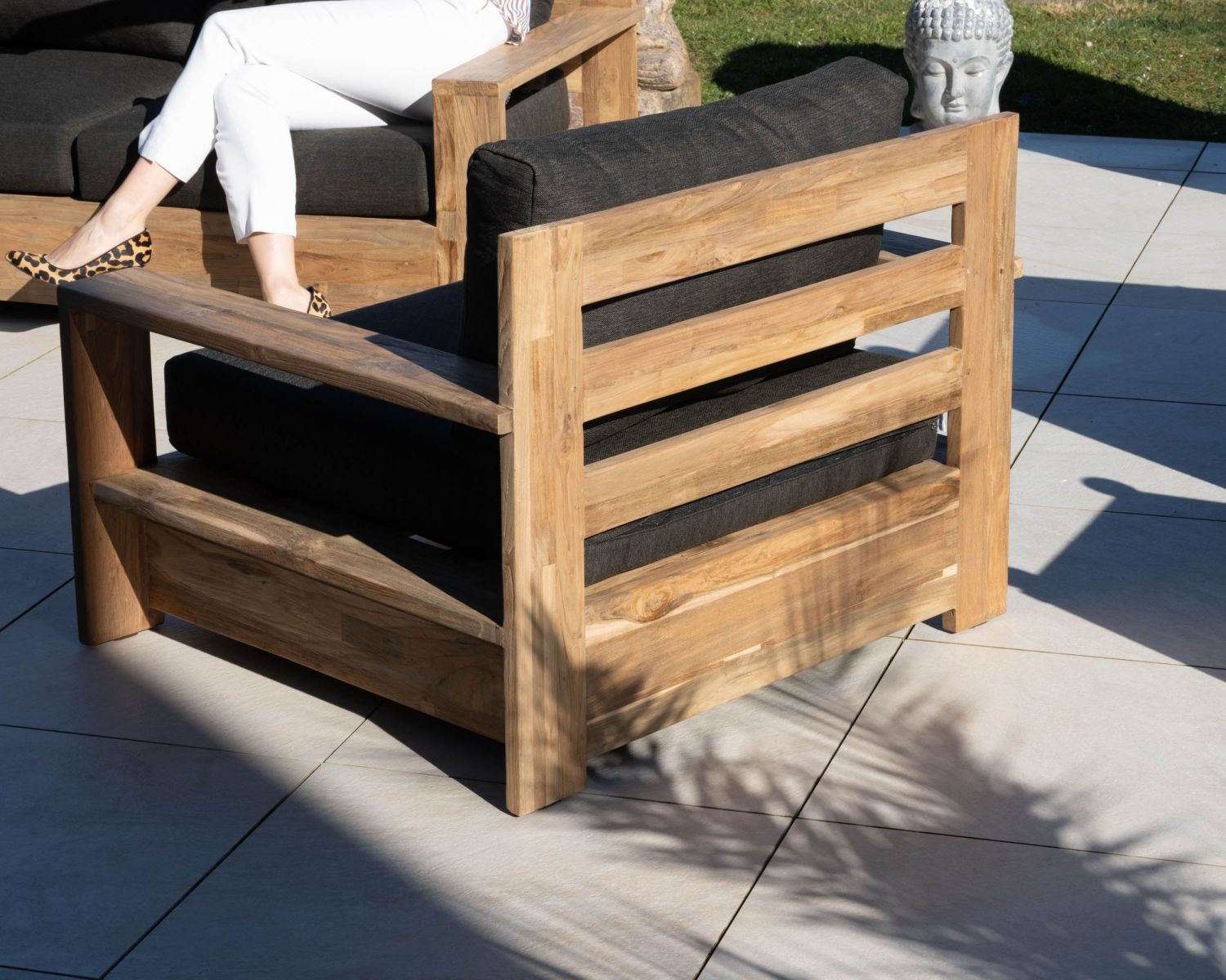 Poltrona da giardino top di gamma "Zenith" in teak con tessuto trapuntato grigio scuro