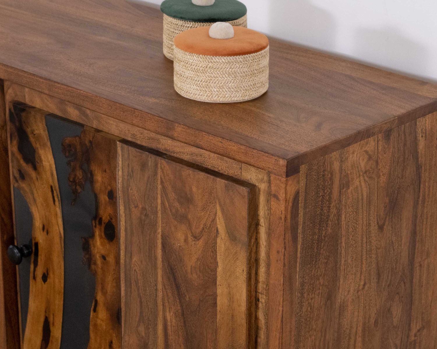 Credenza bassa in acacia massiccia "Membatu" con gambe in metallo nero 175cm ante e cassetti in stile etnico