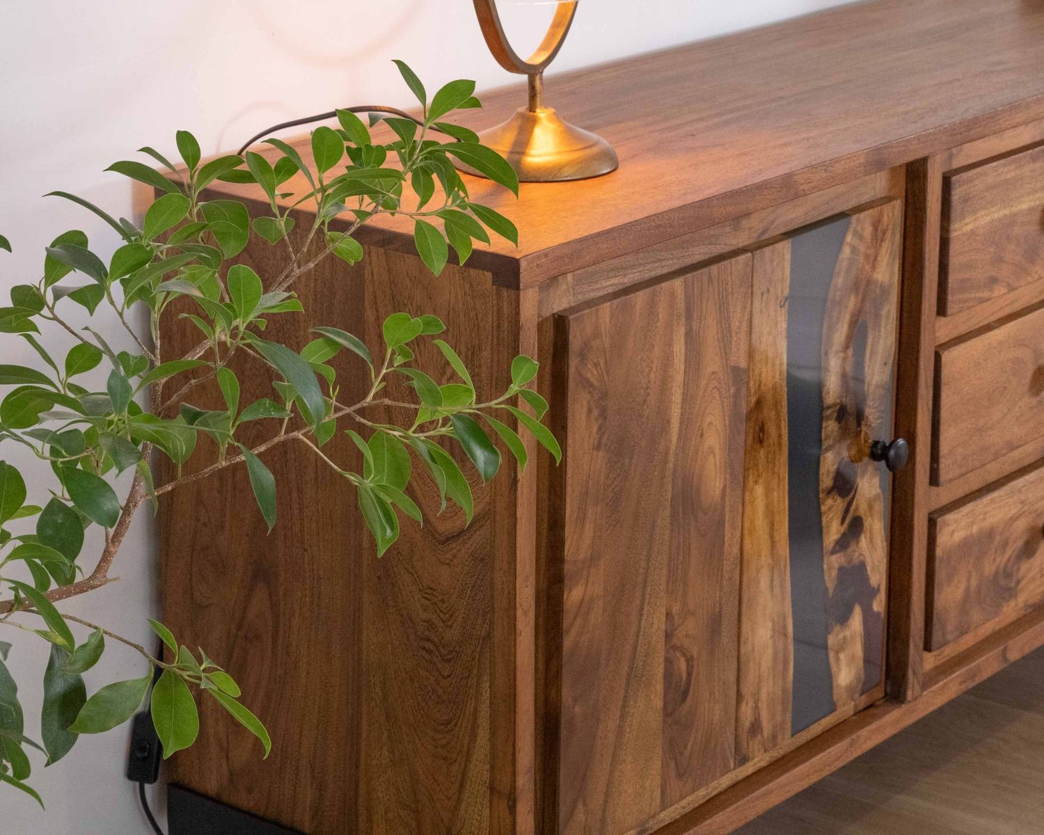 Credenza bassa in acacia massiccia "Membatu" con gambe in metallo nero 175cm ante e cassetti in stile etnico