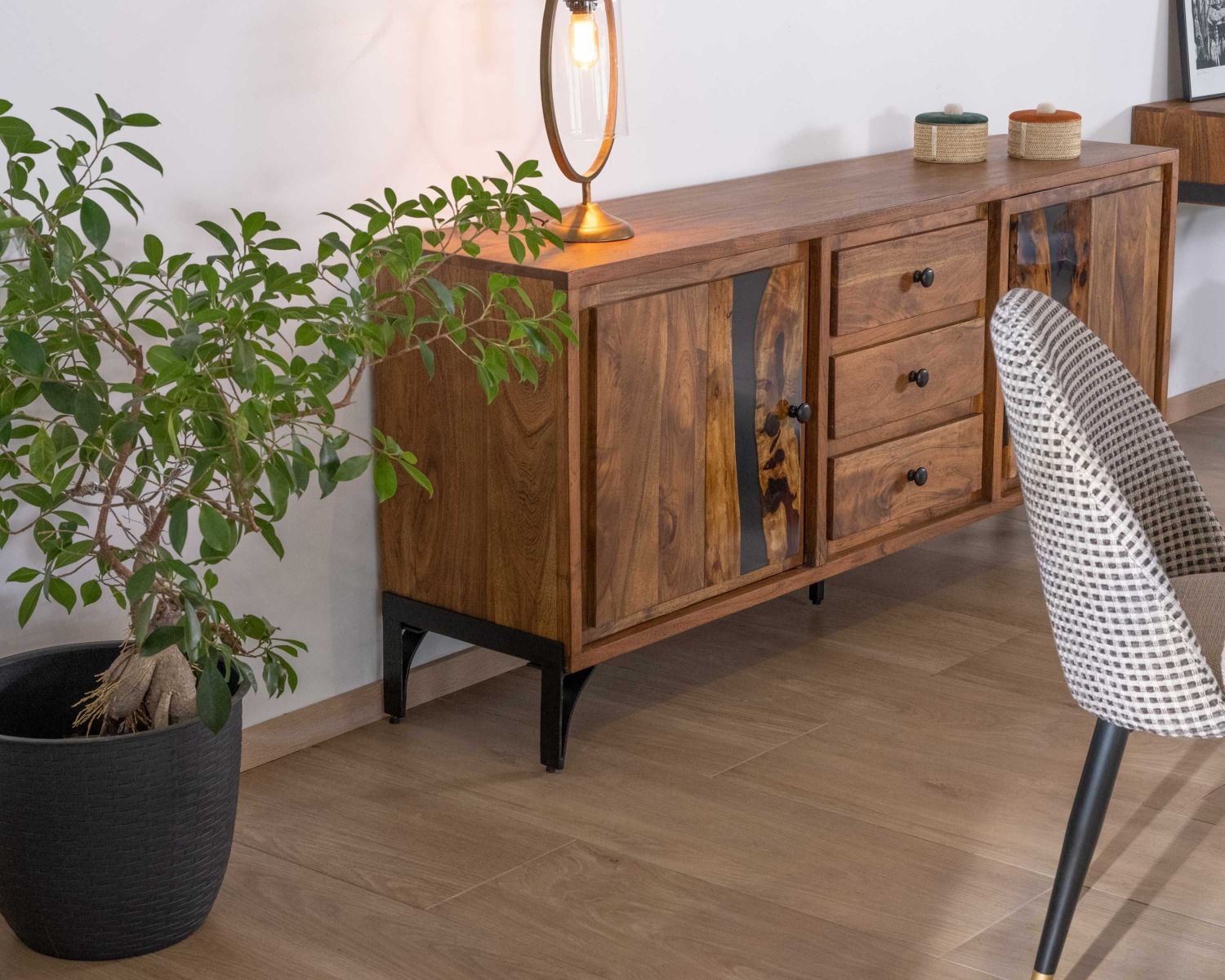 Credenza bassa in acacia massiccia "Membatu" con gambe in metallo nero 175cm ante e cassetti in stile etnico