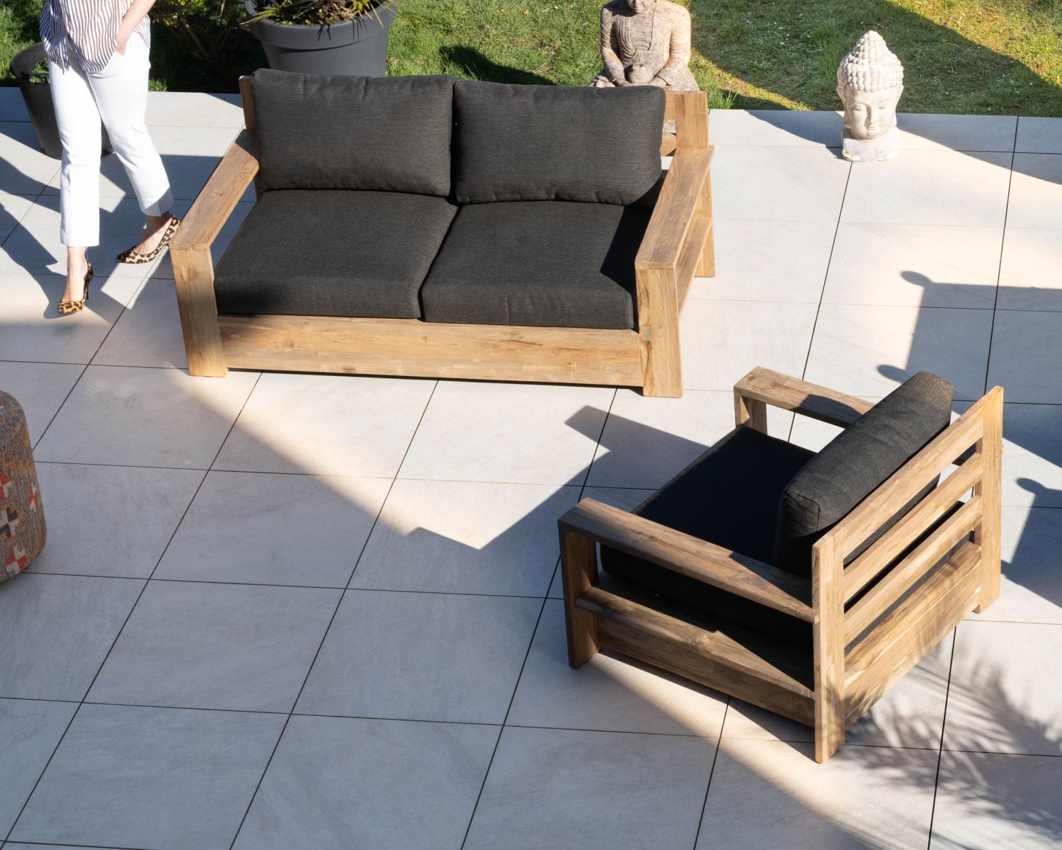 Divano da giardino a 2 posti "Zenith" in teak con tessuto trapuntato grigio scuro