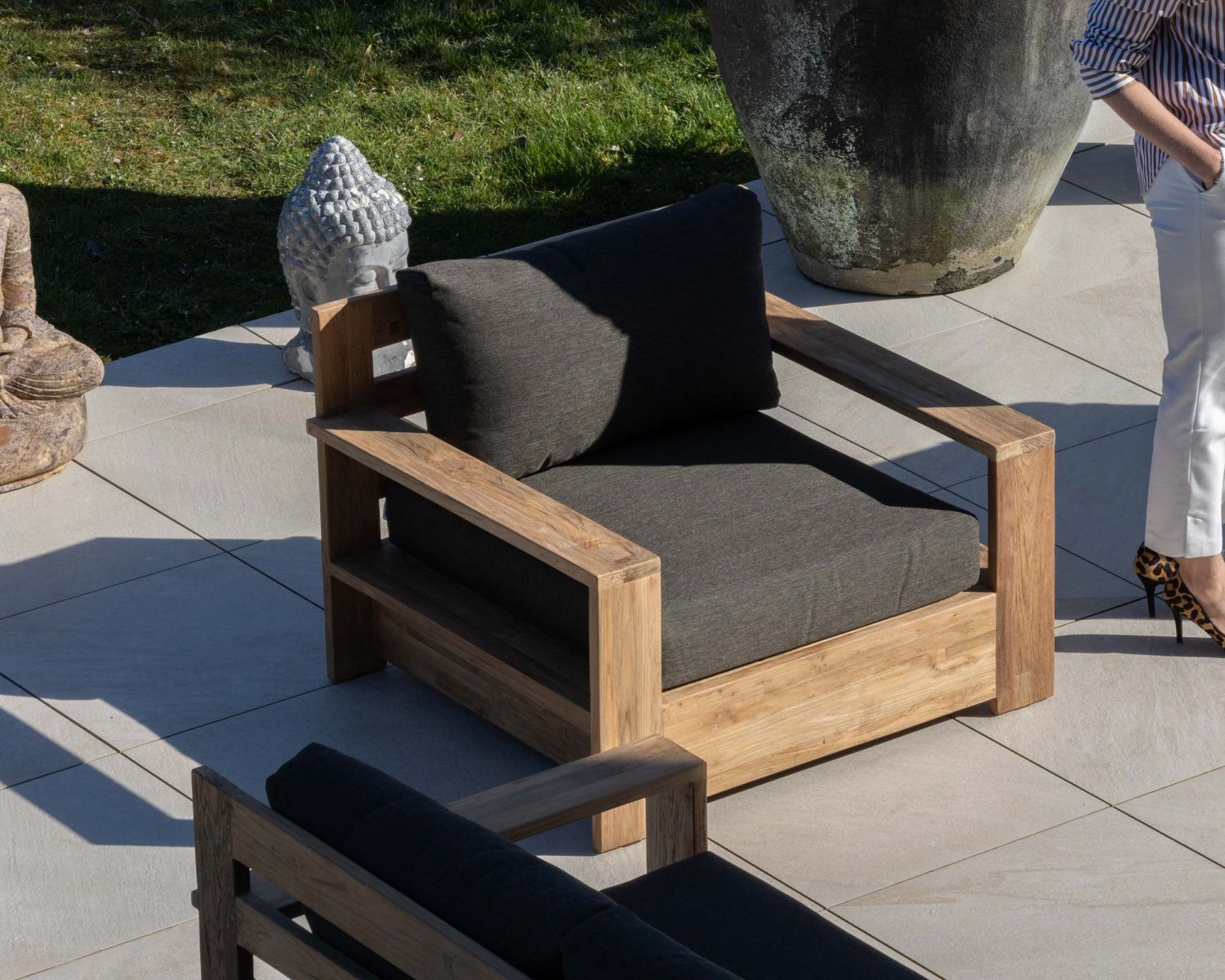 Poltrona da giardino top di gamma "Zenith" in teak con tessuto trapuntato grigio scuro