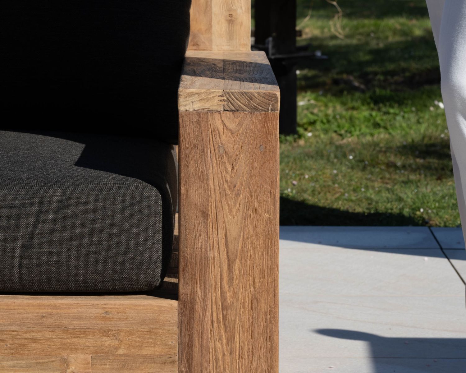 Divano da giardino a 2 posti "Zenith" in teak con tessuto trapuntato grigio scuro