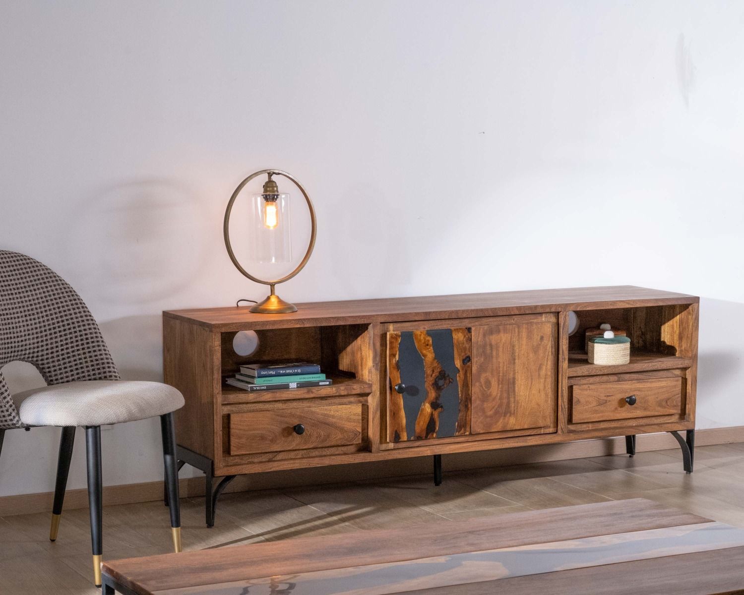 Porta TV etnico in acacia massiccia "Membatu" 175 cm con gambe in metallo nero