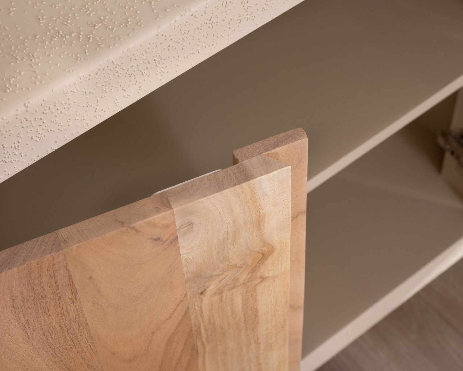 Credenza da 170 cm in stile organico con finitura effetto cemento sabbiato "Miona"