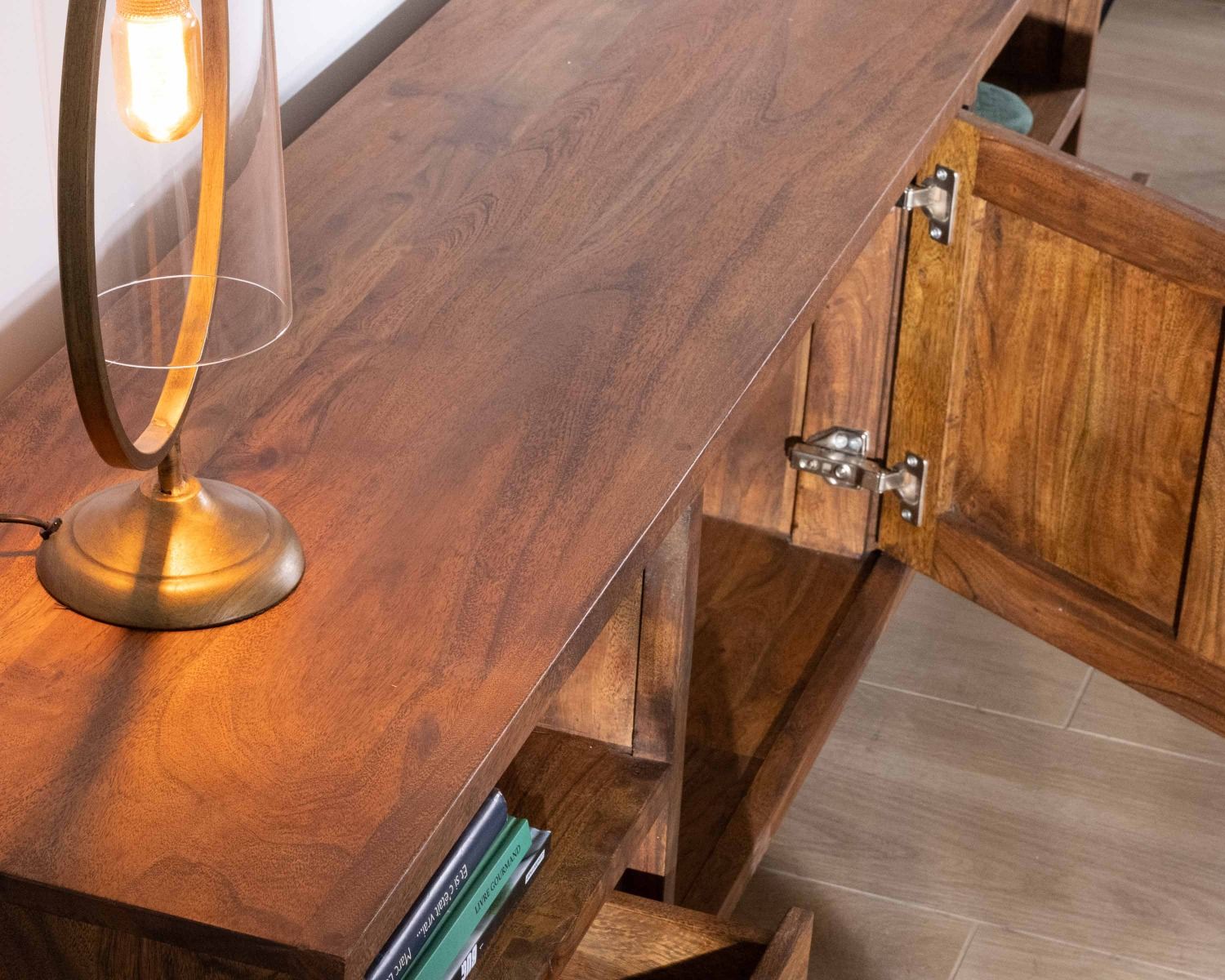 Porta TV etnico in acacia massiccia "Membatu" 175 cm con gambe in metallo nero