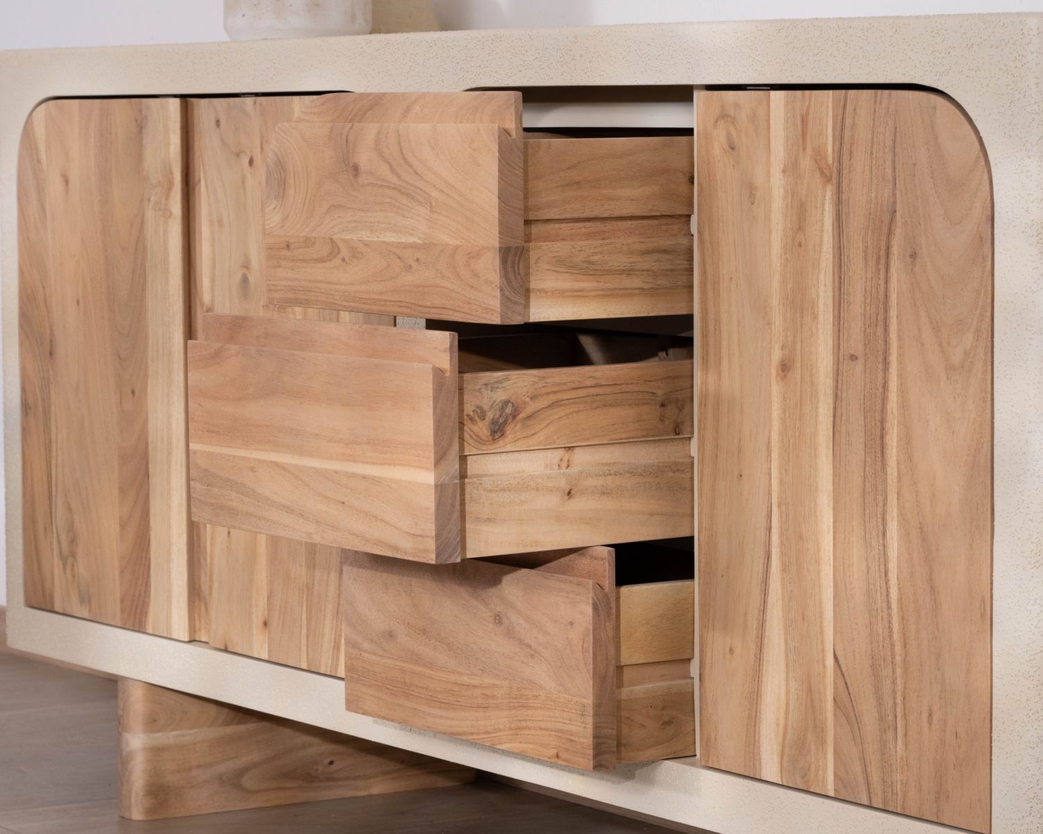 Credenza da 170 cm in stile organico con finitura effetto cemento sabbiato "Miona"