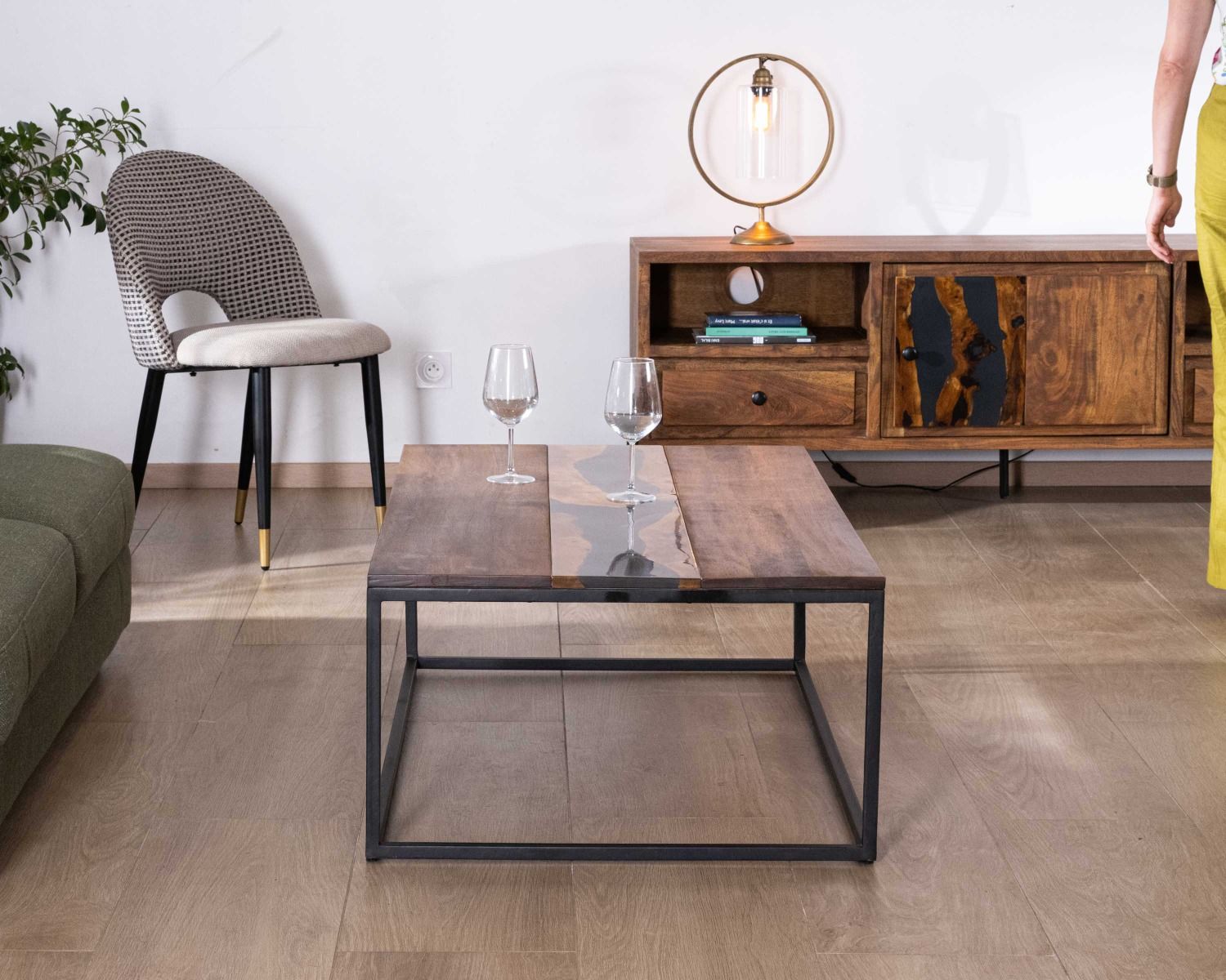 Porta TV etnico in acacia massiccia "Membatu" 175 cm con gambe in metallo nero