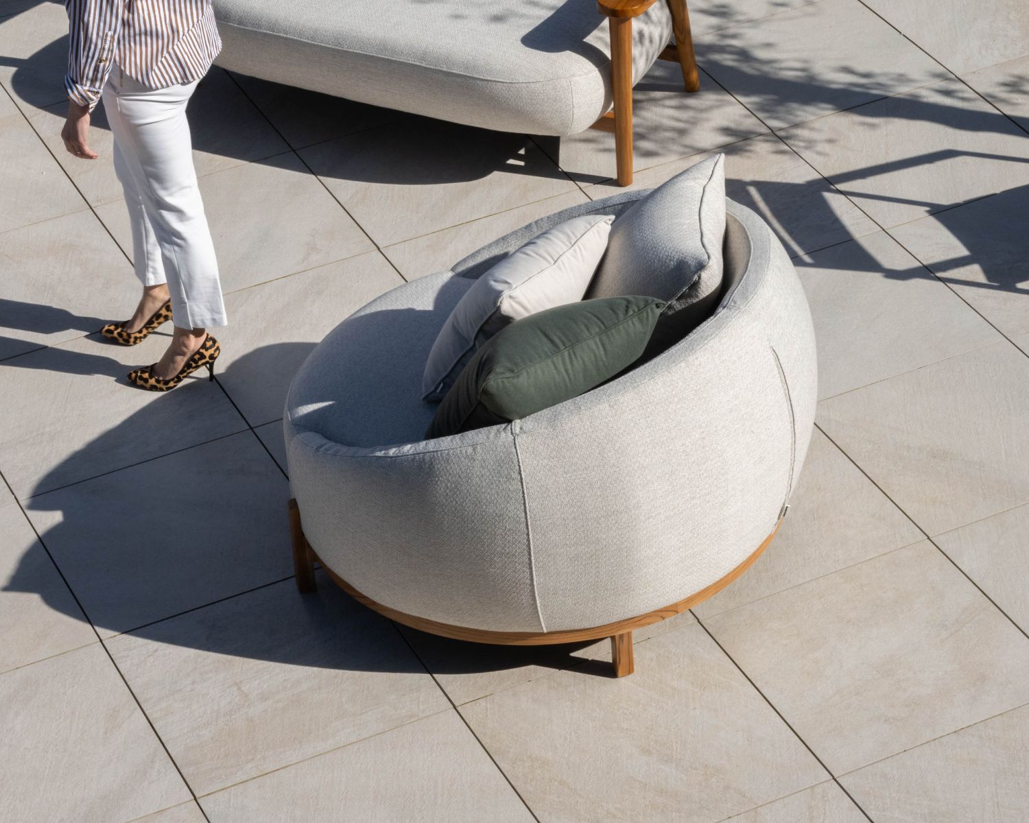 Sedia da camino rotonda XL in tessuto speciale "Roncobello" screziato bianco per esterni con cuscini decorativi