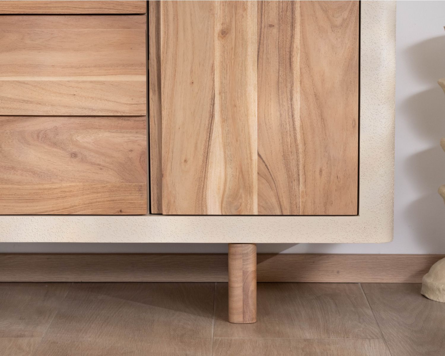 Credenza da 170 cm in stile organico con finitura effetto cemento sabbiato "Miona"
